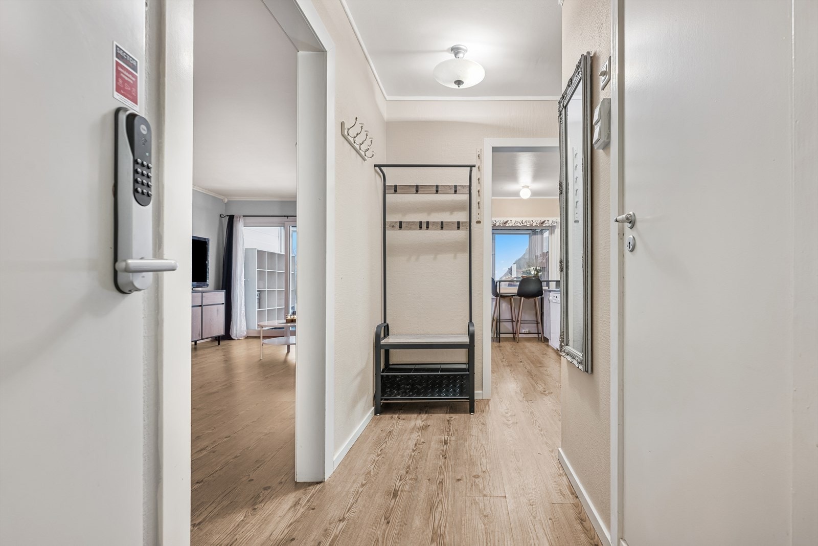 Lys entré med plass for enkle garderobe- og opphengsløsninger. Galleribilde