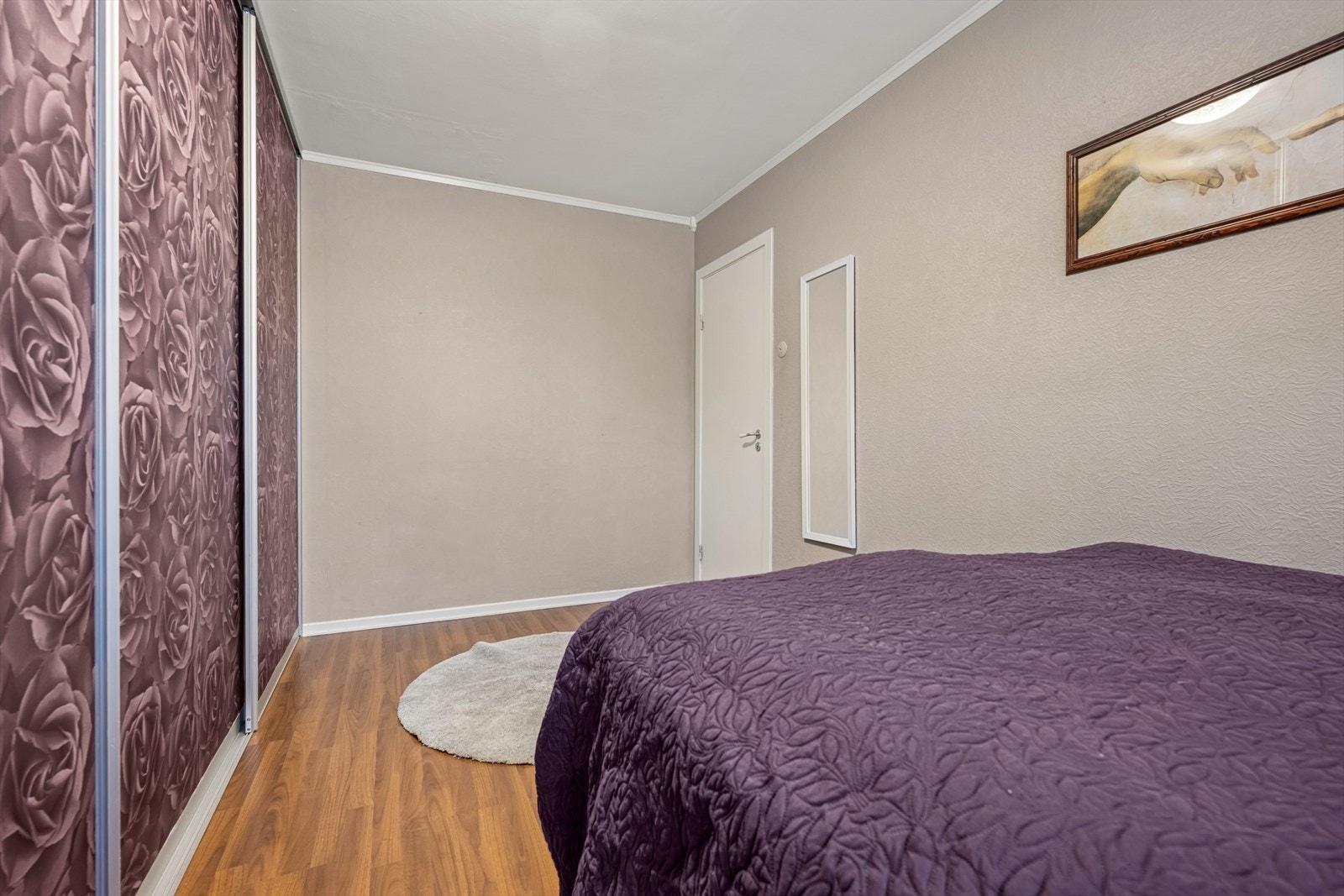 Det er rikelig med plass for dobbeltseng og nattbord. Galleribilde