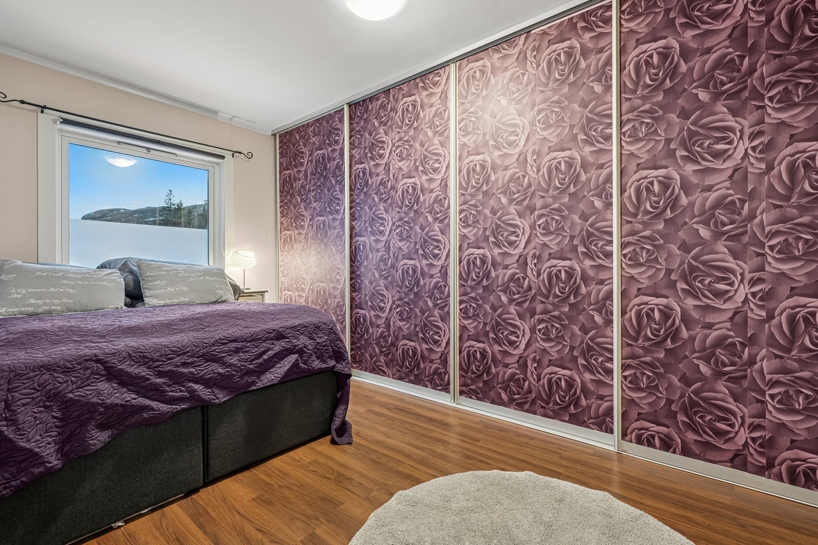 Praktisk og god innebygget skyvedørsgarderobe med mye oppbevaringsplass. Galleribilde