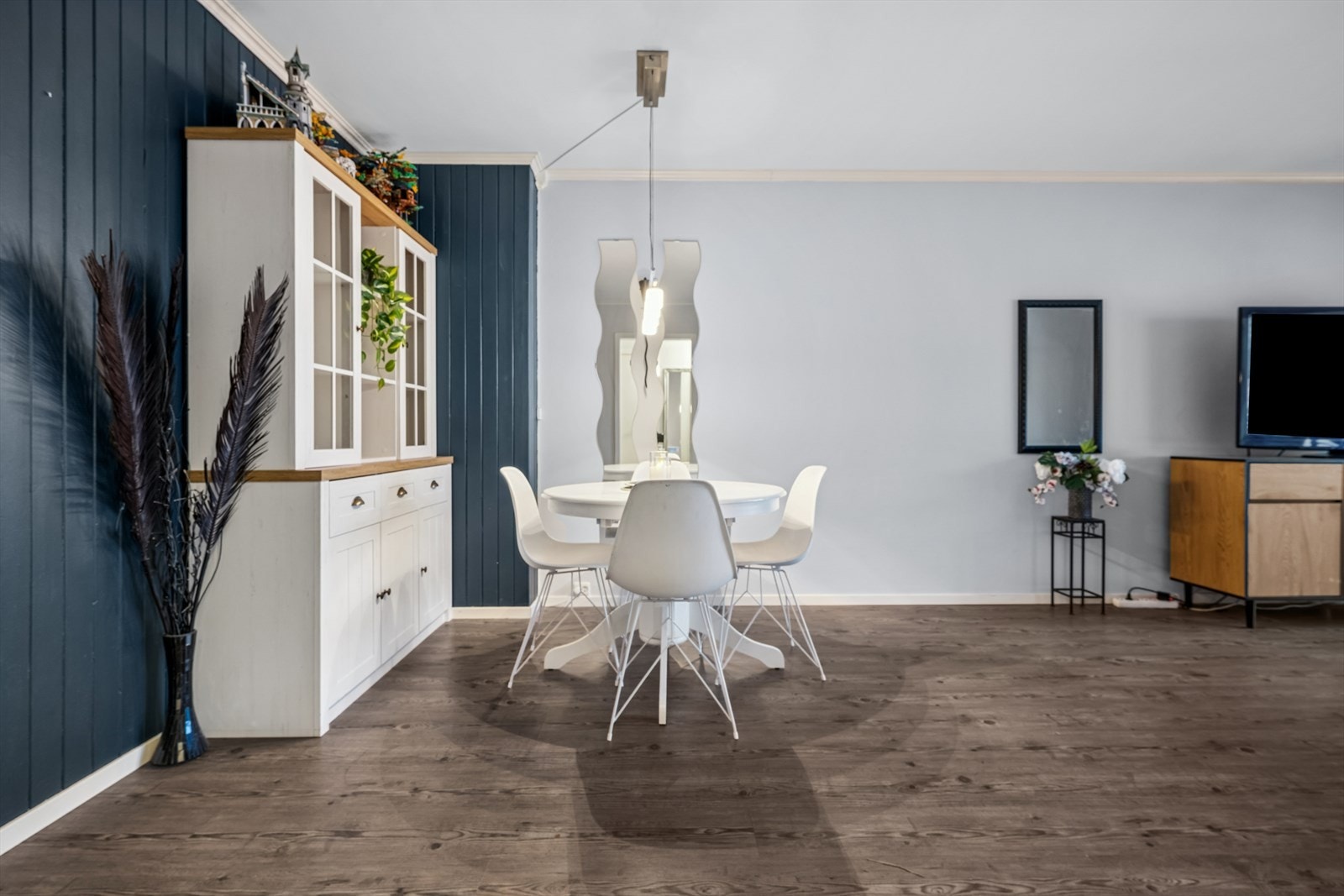 Vi beveger oss videre inn i en lys og trivelig stue. Galleribilde