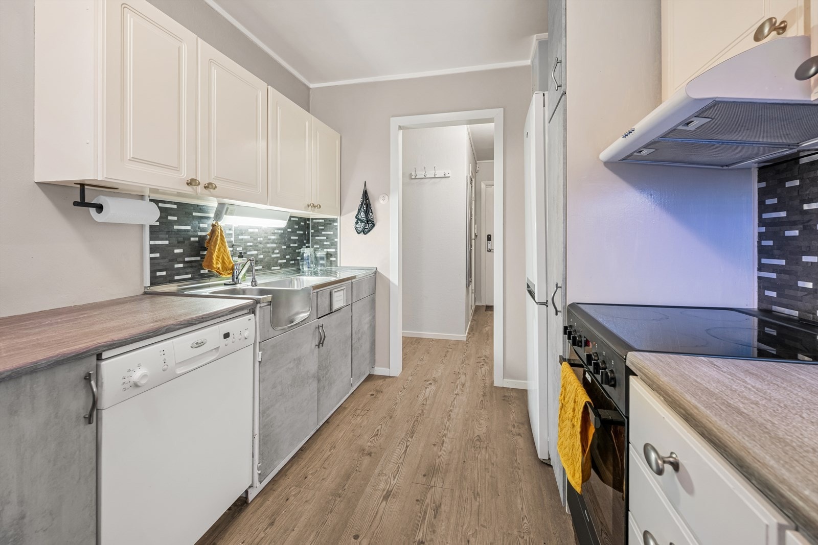 Her har en det som måtte være nødvendig av skap-, skuff- og benkeplass. Galleribilde