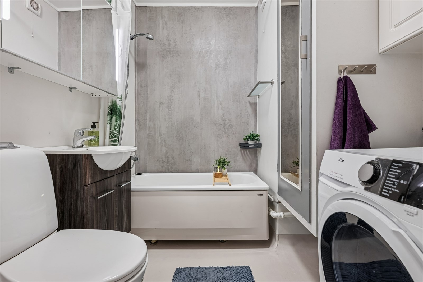 Badet er lyst og har belegg på gulv samt våtromsplater på vegger. Radiator som varmekilde. Galleribilde