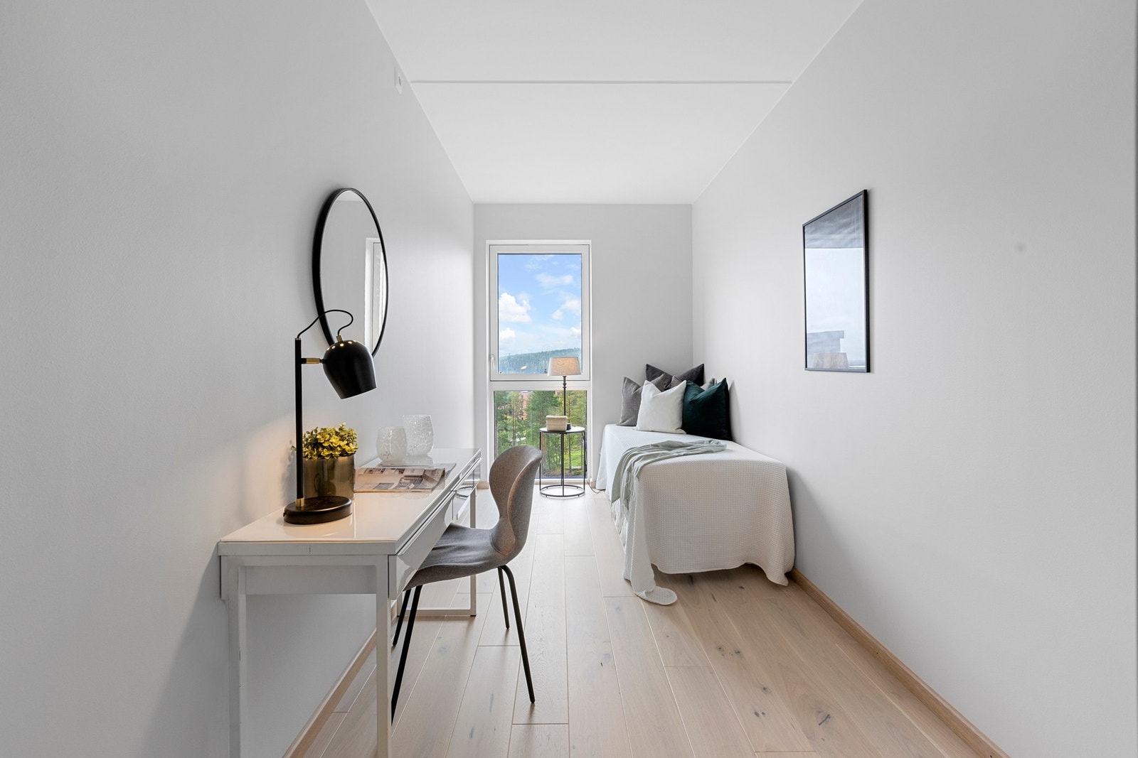 Lyst og trivelig soverom 2, med god plass til seng og nattbord. Galleribilde