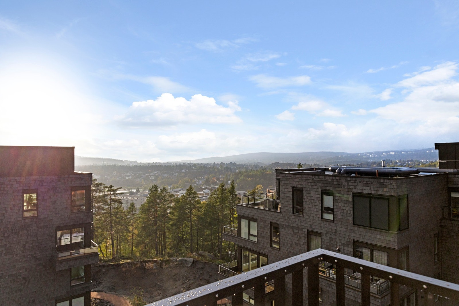 Lys og stor 3-roms hjørneleilighet beliggende i toppetasjen med solrik balkong og eksepsjonell utsikt Galleribilde