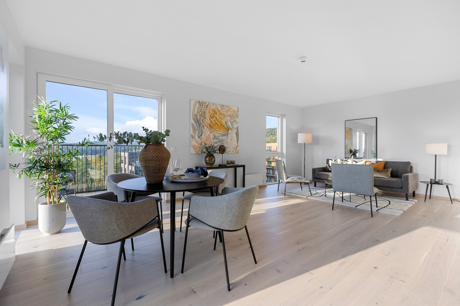 Gode vindusflater og hjørneplanløsning sørger for rikelig med lys og gir en luftig romfølelse. Galleribilde