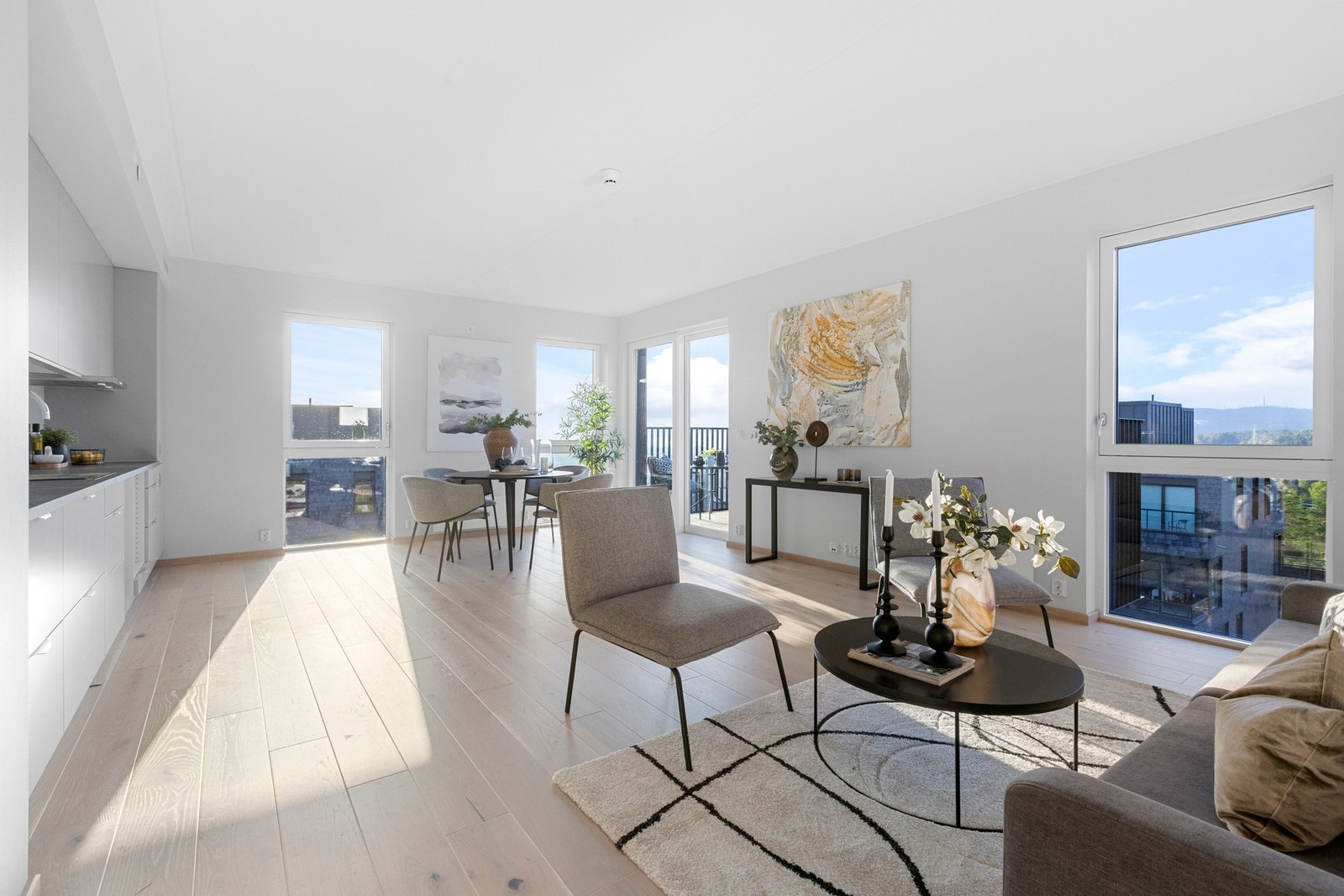 Innbydende og åpen planløsning beliggende i hjørne med rikelig av naturlig lys - Et allrom som passer perfekt for en sosial sammenkomst Galleribilde