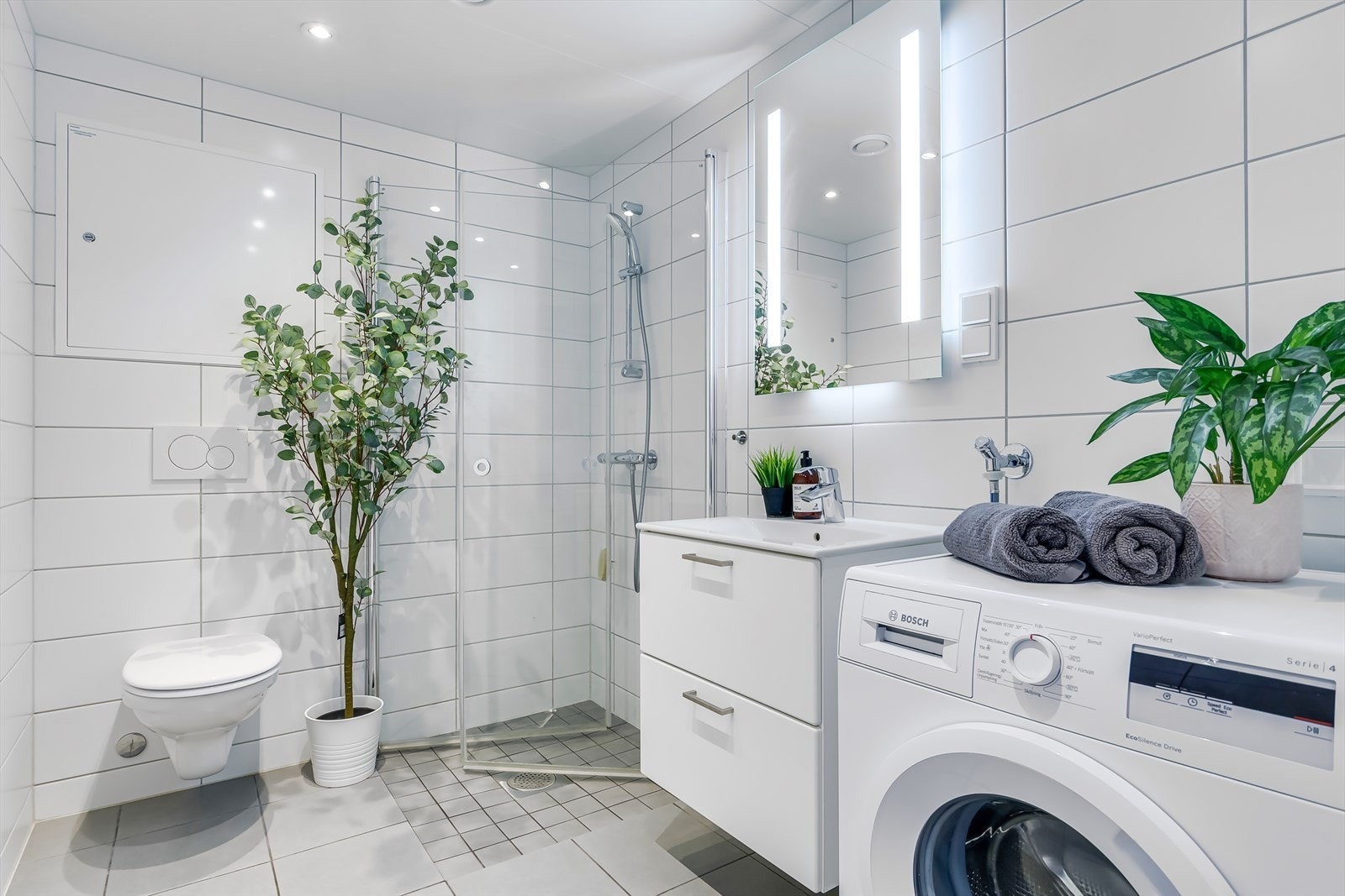 Pent flislagt bad. Opplegg for vaskemaksin. Galleribilde