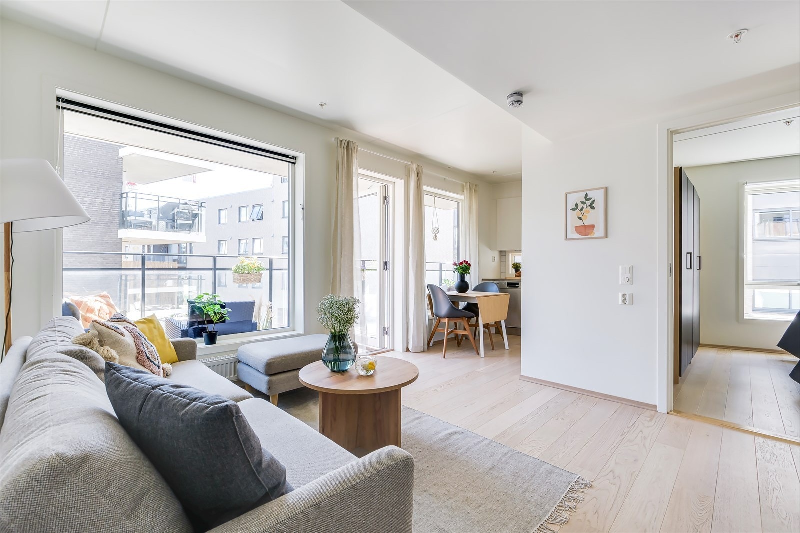 Lys og romslig stue med gode møbleringsmuligheter. Galleribilde