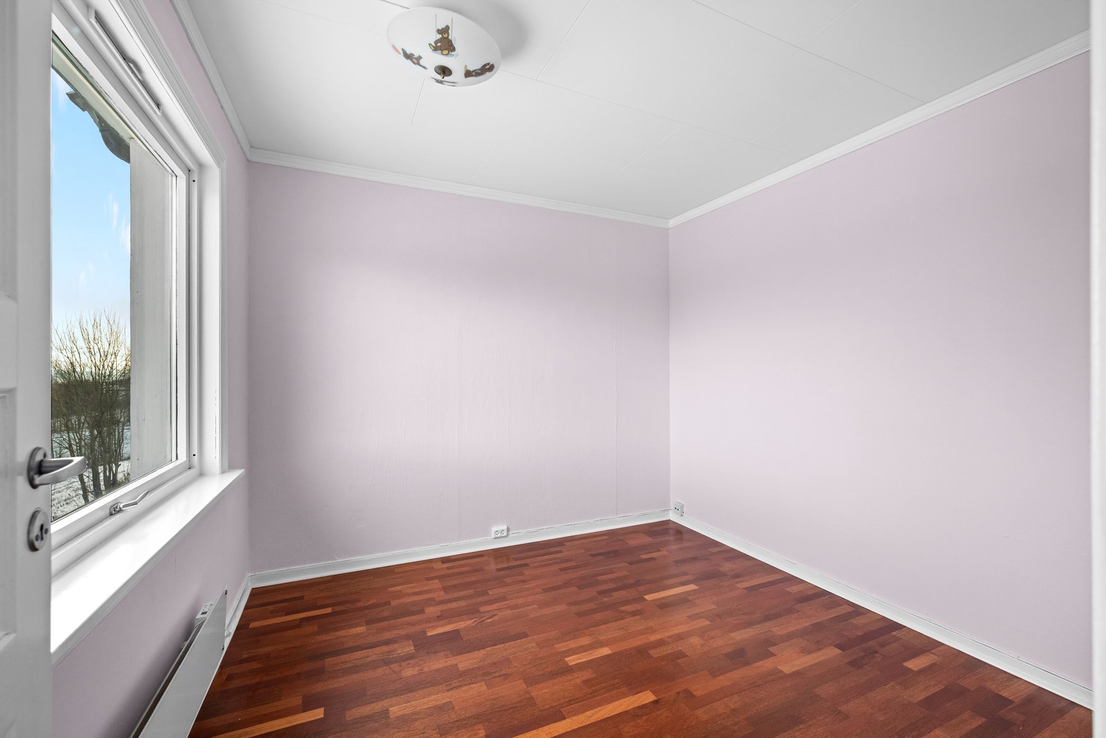 Alle soverom har store vinduer som gir flott lysinnslipp. Her er det fint rom for både seng og garderobeløsning. Galleribilde