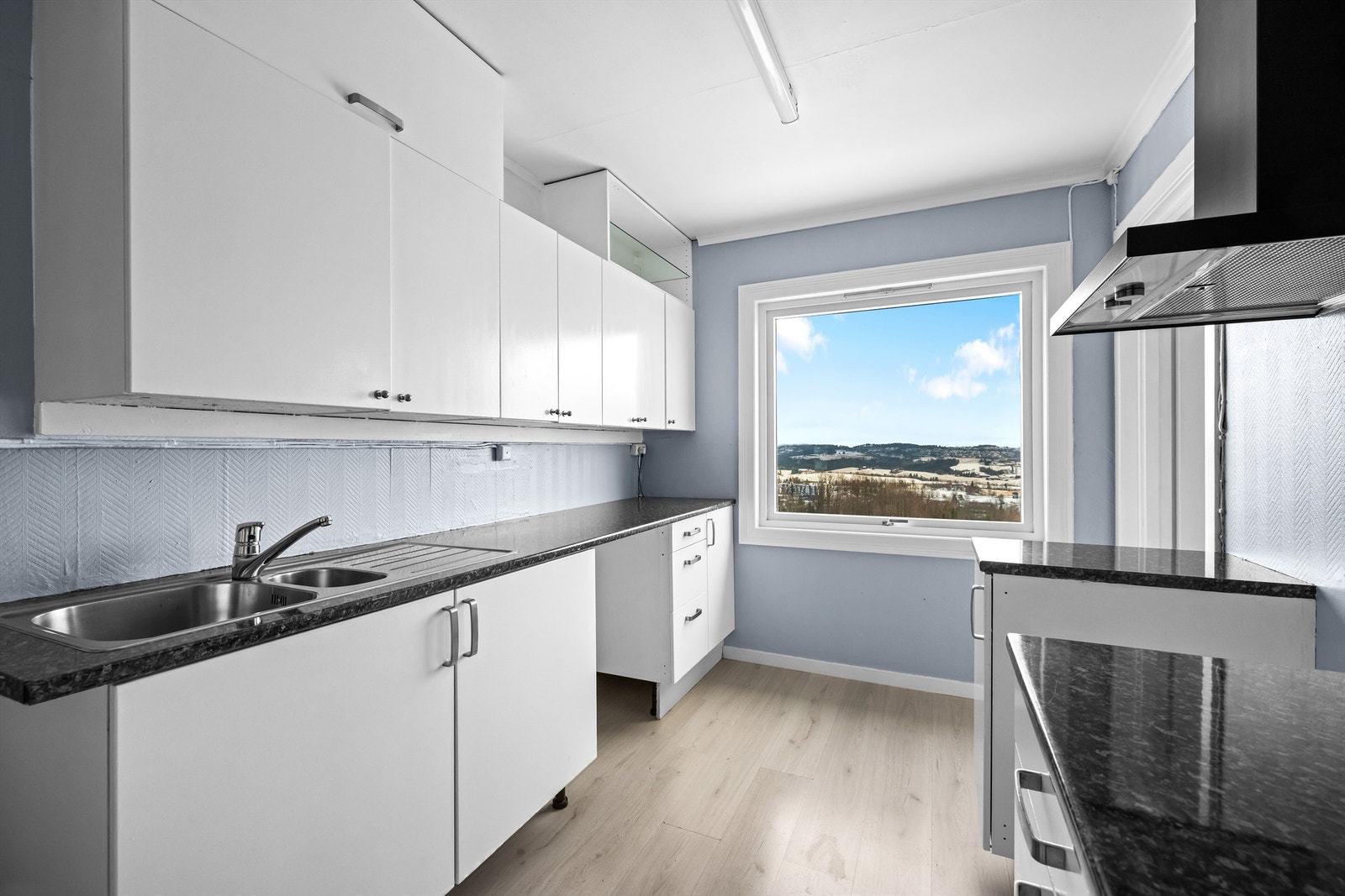 Av hvitevarer medfølger kun mekanisk ventilator med kullfilter Galleribilde