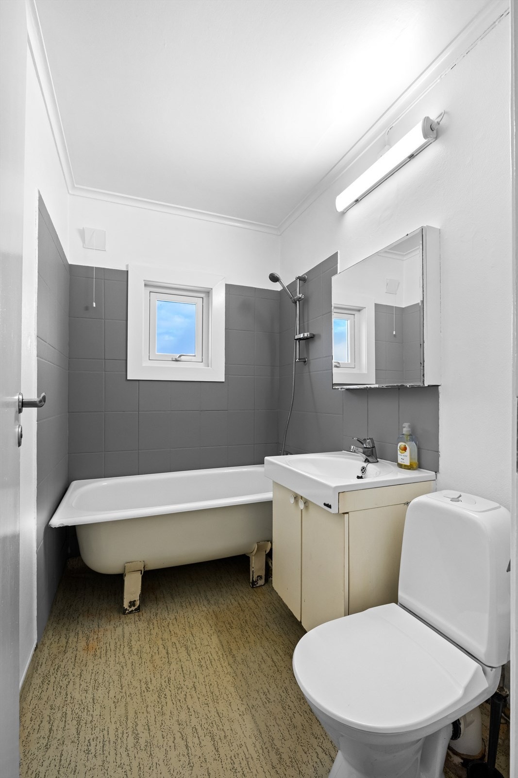 Rommet har en fin størrelse og har et praktisk vindu som gir naturlig lys og mulighet for effektiv lufting. Galleribilde