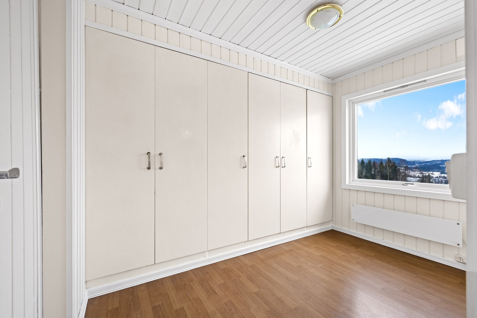 Soverom 2. Innebygde garderobeskap og plass til seng. Galleribilde