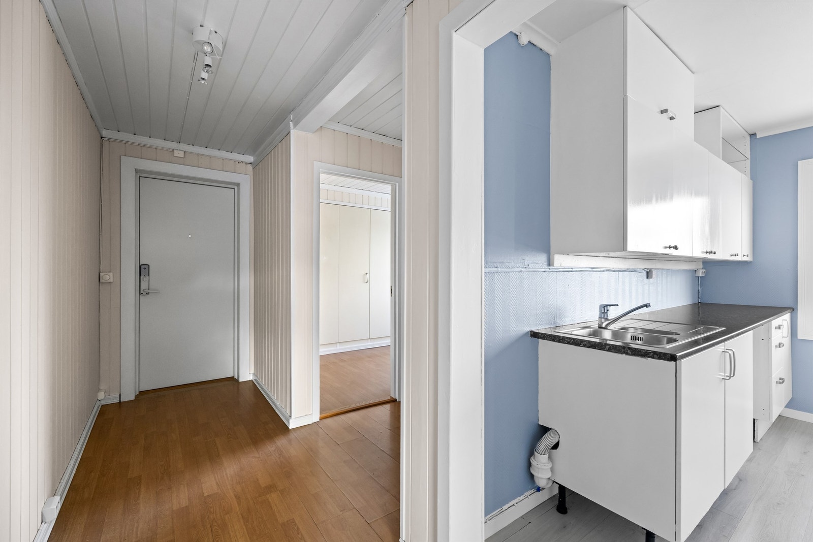 Lys entré som binder rommene i boligen sammen. Galleribilde