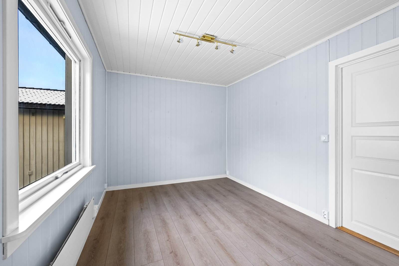 Hovedsoverommet er romslig med nytt laminatgulv og panel på veggene. Plass til dobbeltseng og garderobeløsning. Galleribilde