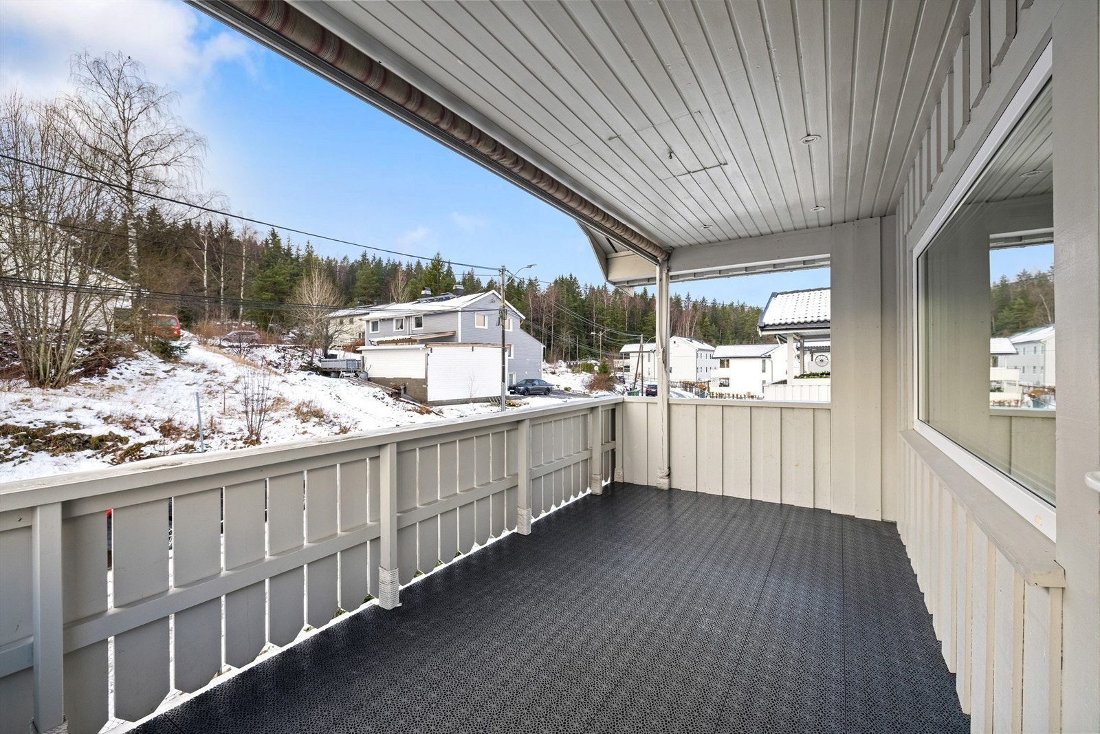 Fra stuen har du direkte utgang til en stor balkong med deilig morgensol - perfekt for en sittegruppe og grill. Galleribilde