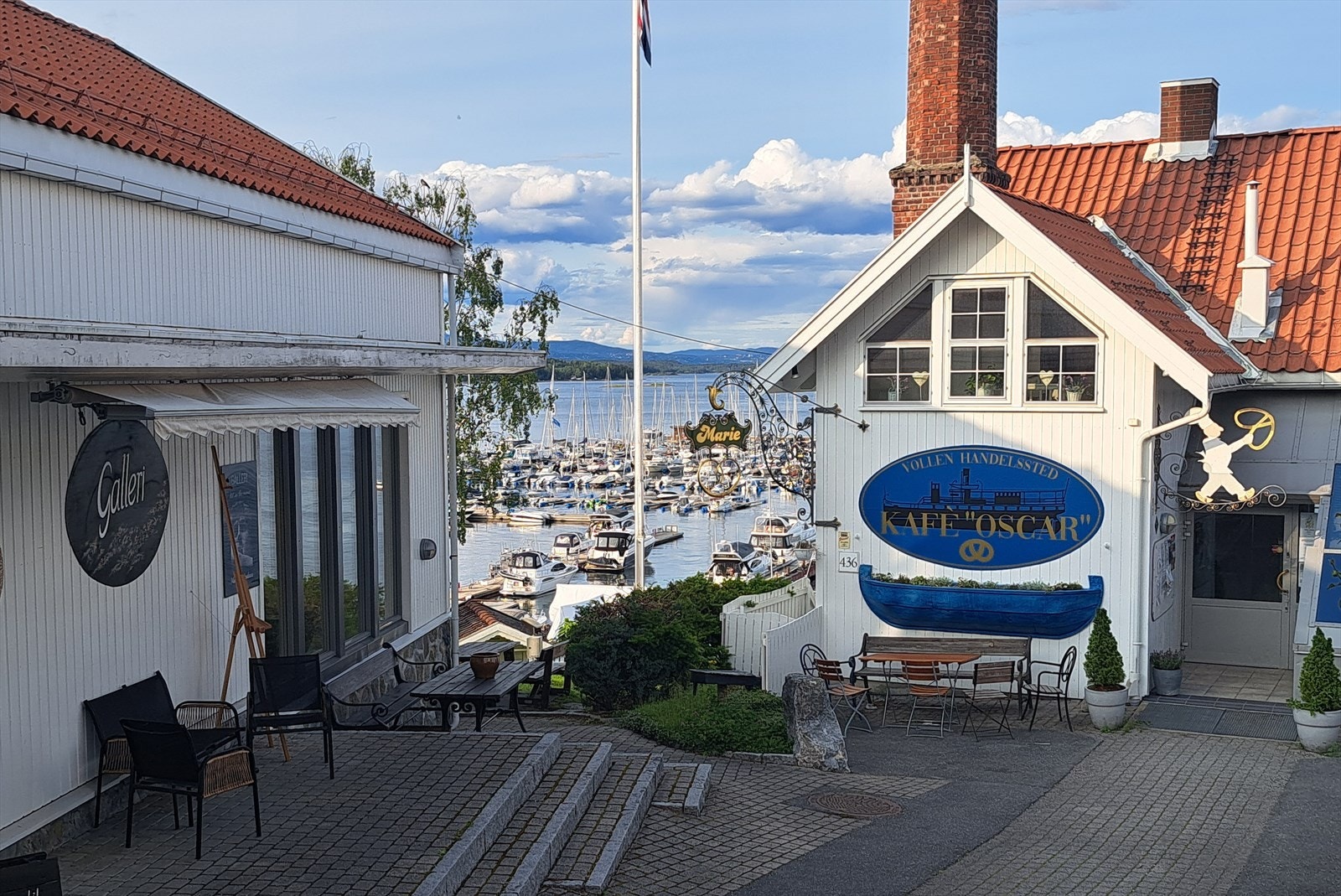 I Vollen sentrum er det bakeri og flere kaféer, restauranter, gallerier, apotek, matbutikk og mange andre butikker Galleribilde