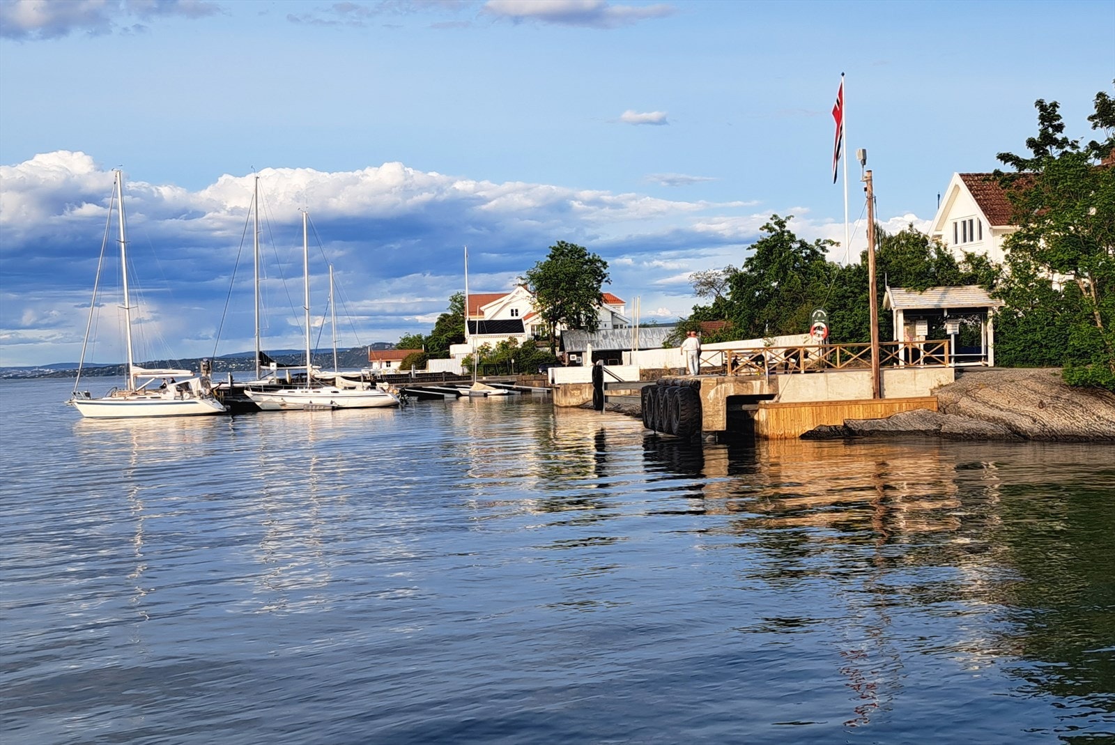 Fra Vollen sentrum går også Hurtigbåten til Aker Brygge, som bare tar 25 minutter (B20). Det går også båt til Fornebu på 21min (B22) Galleribilde