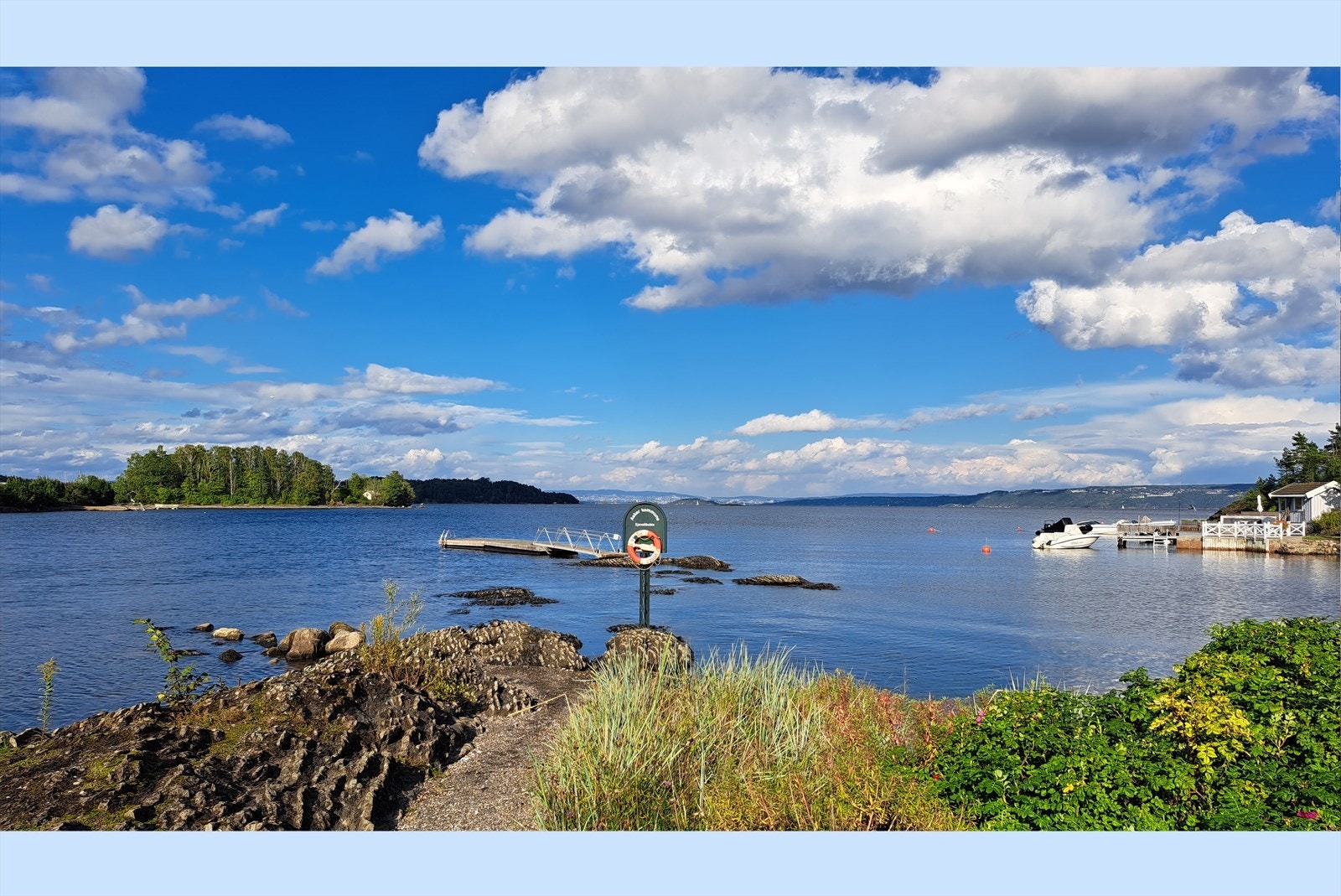 I kort gangavstand ligger den idylliske badeplassen i Sjøvollbukta Galleribilde