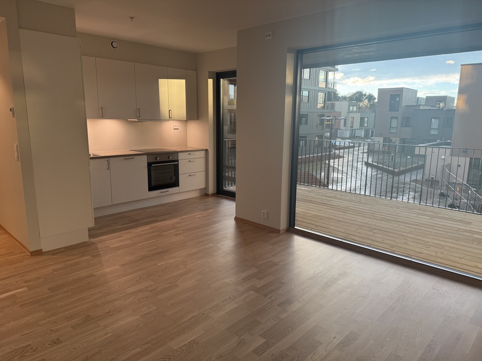 Den åpne løsningen mellom stue og kjøkken gir flere møbleringsmuligheter Galleribilde