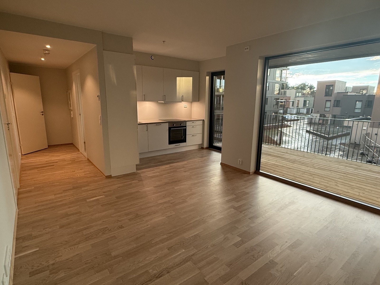 Velkommen inn til Spiltauet 26. En lekker nyoppført 3-roms med utsikt mot Tyholttårnet og tunet Galleribilde