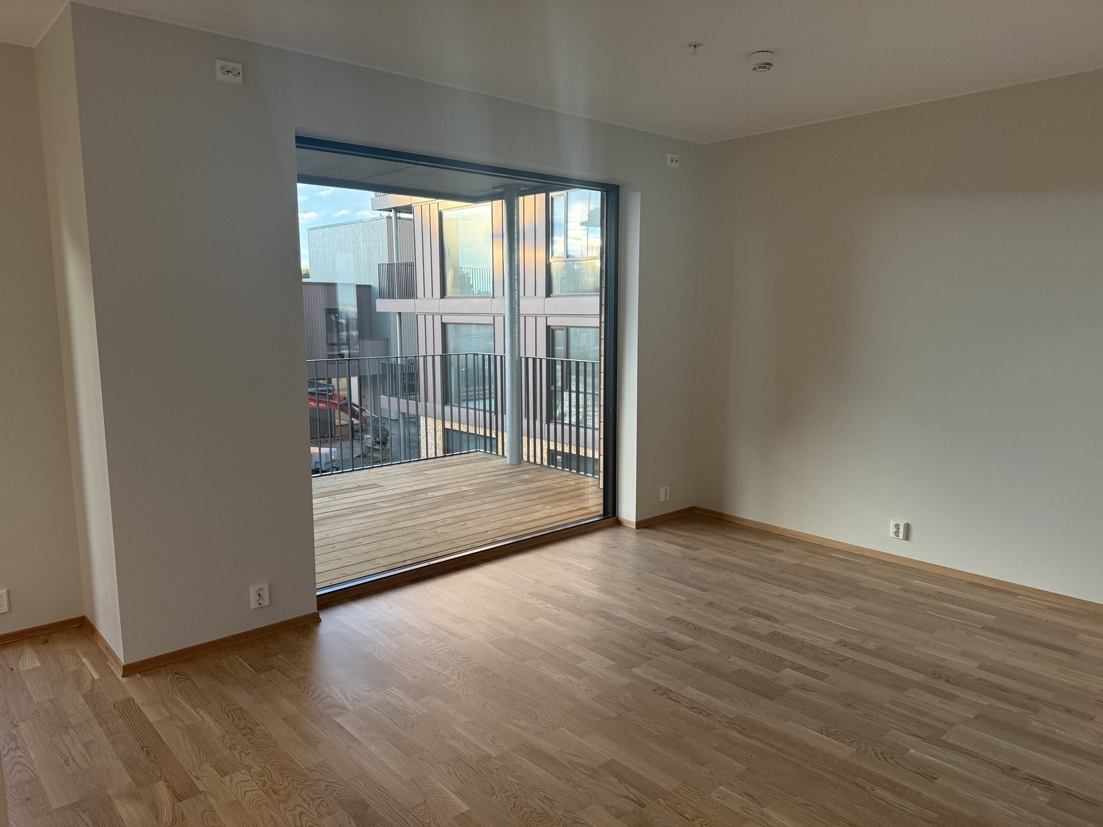 Stuen har store vinduer som gir ett vakkert lysinnslipp og med utsikt mot tunet Galleribilde