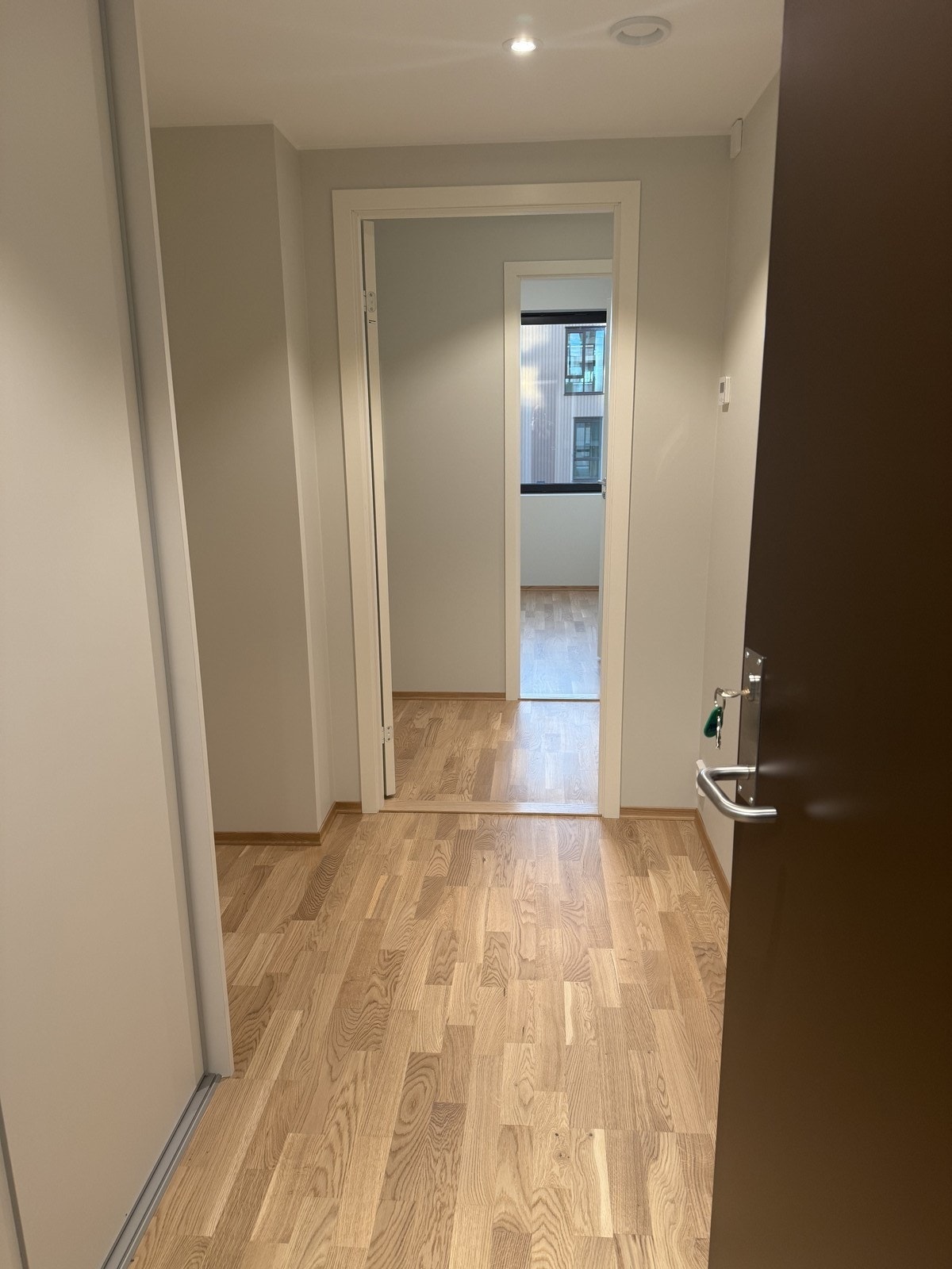 Leiligheten har en romslig entrè med garderobeskap Galleribilde