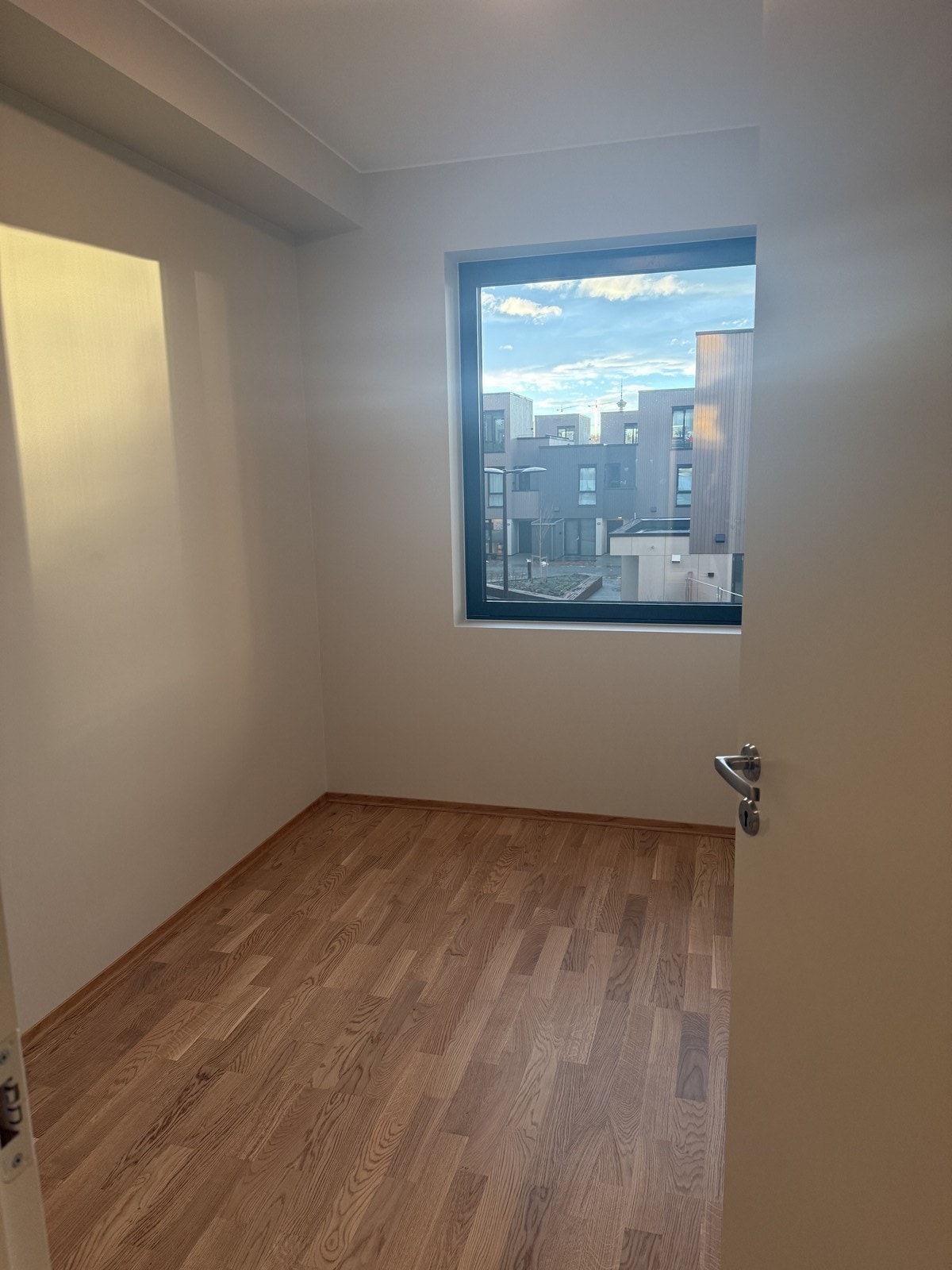 Soverommene ligger på hver sin side av leiligheten og blir innredet med garderobeskap Galleribilde