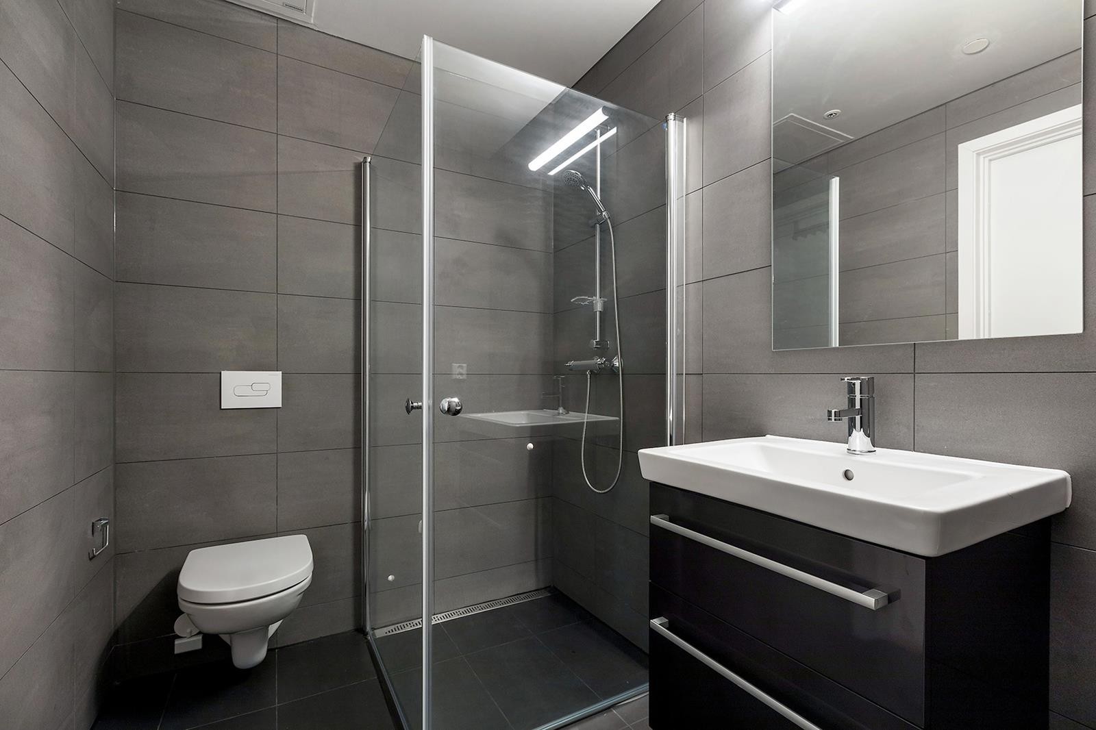 Varmekabler på gulv. Opplegg for vaskemaskin på høyre side av servanten Galleribilde