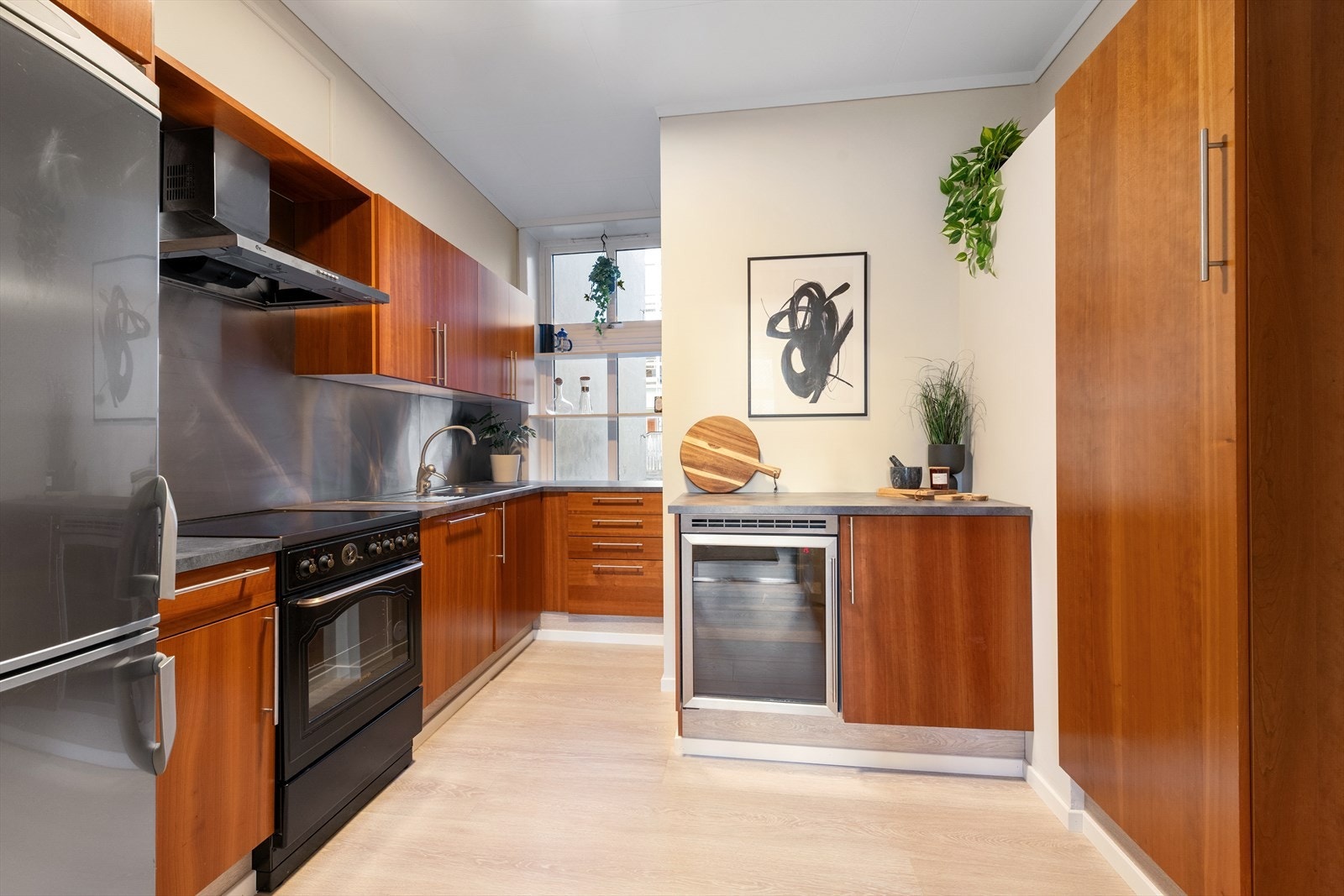 Kjøkken fra 2008. Godt med skap og benkeplass. Hvitevarer medfølger i handelen. Galleribilde