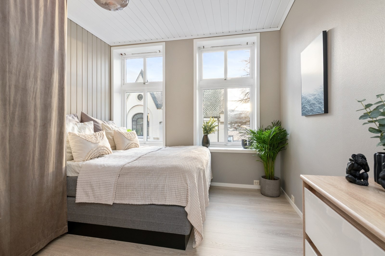 Romslig soverom med god plass til ønsket møblering. Galleribilde