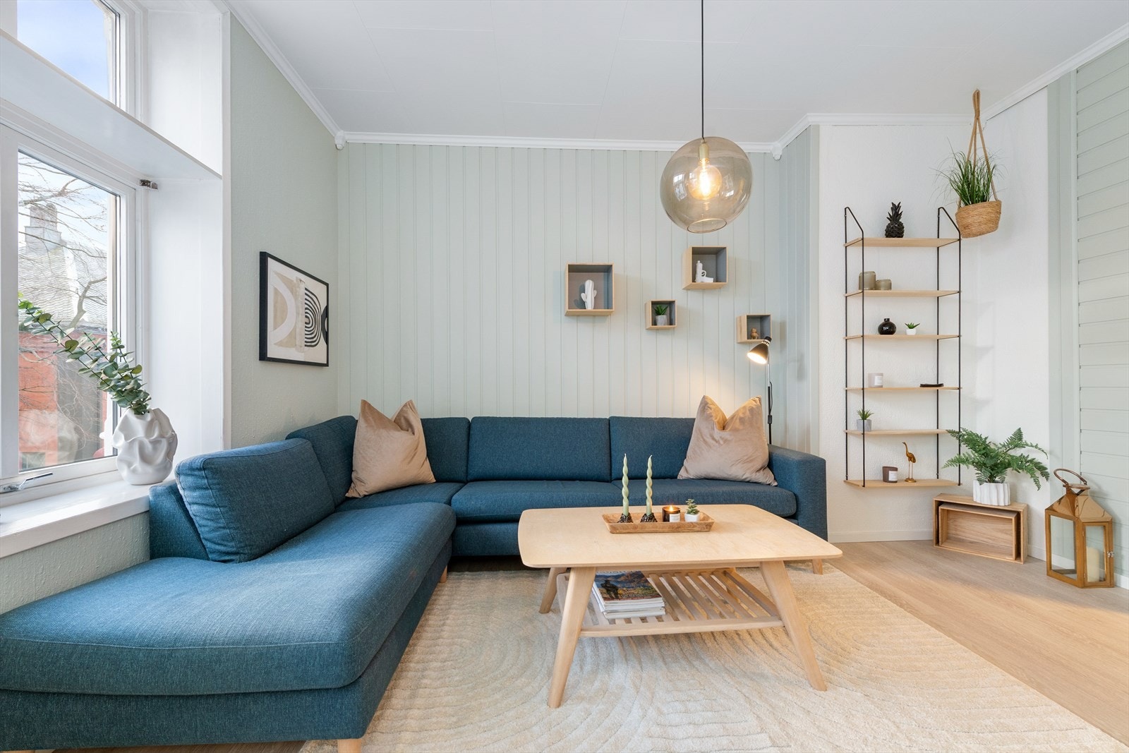 Leiligheten har en gjennomgående god standard. Innbydende stue, malt i flotte farger. Galleribilde