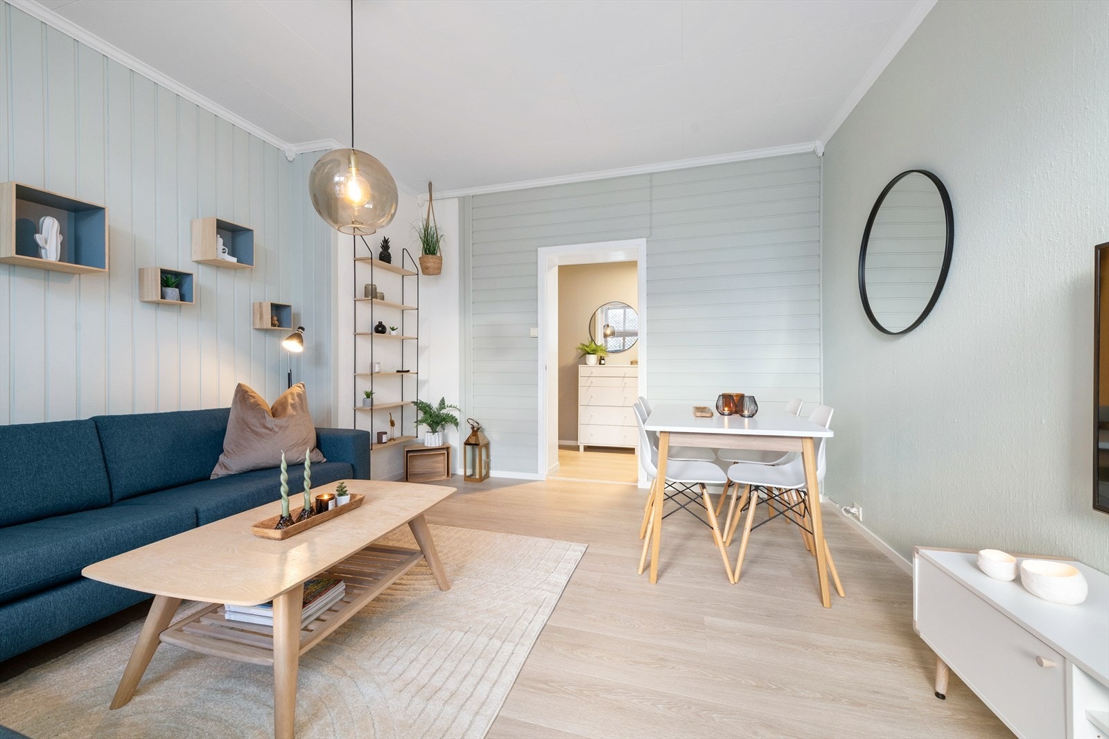 Planløsningen er god, med plass til et hyggelig spisebord i stuen. Galleribilde