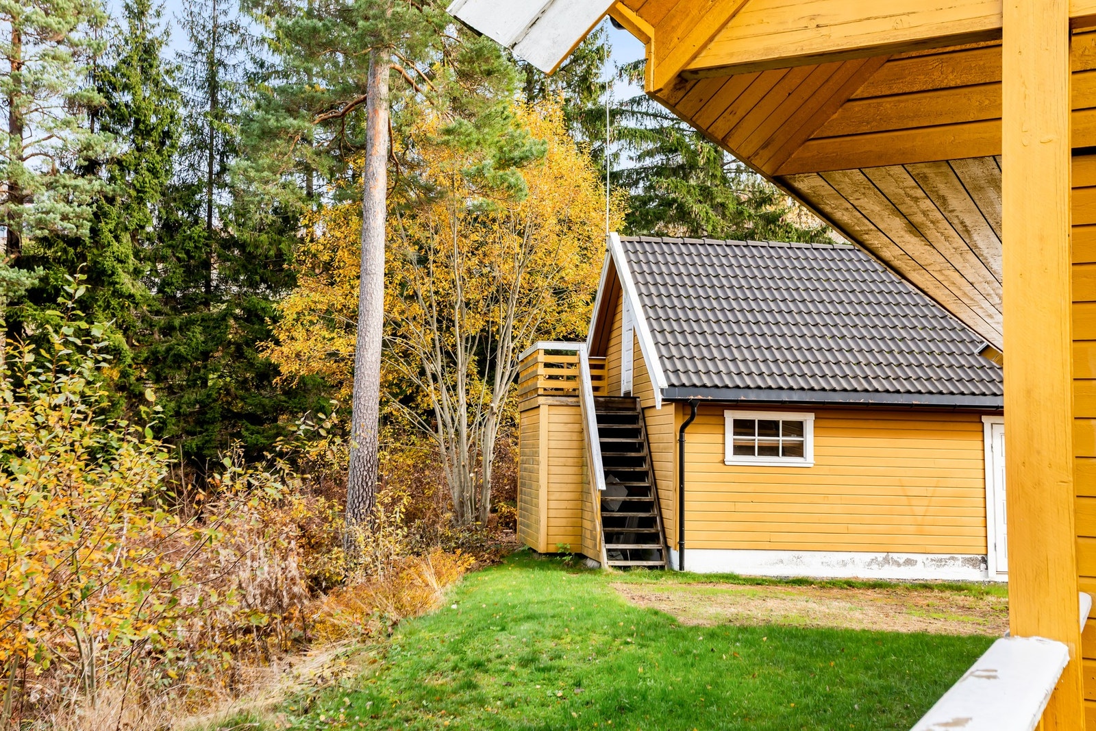 Egen utvendig trapp opp til loftsetasjen på garasjen. Galleribilde