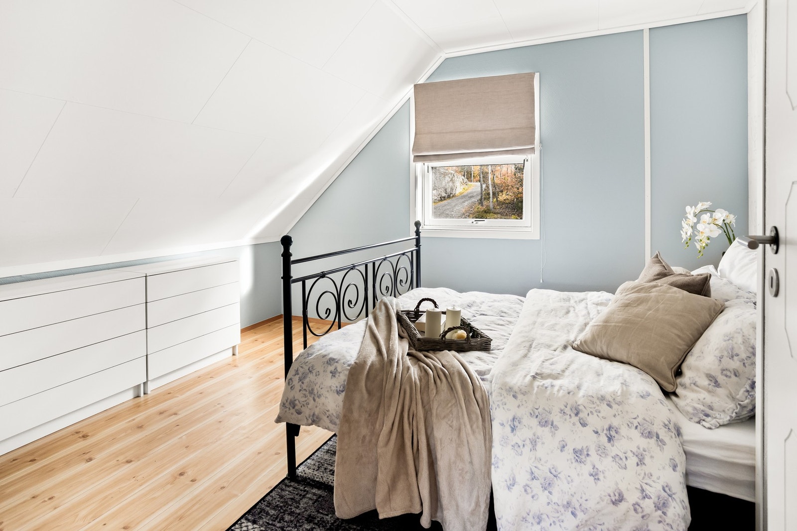 Soverom 1 har god plass til dobbeltseng og kommoder for oppbevaring. Galleribilde