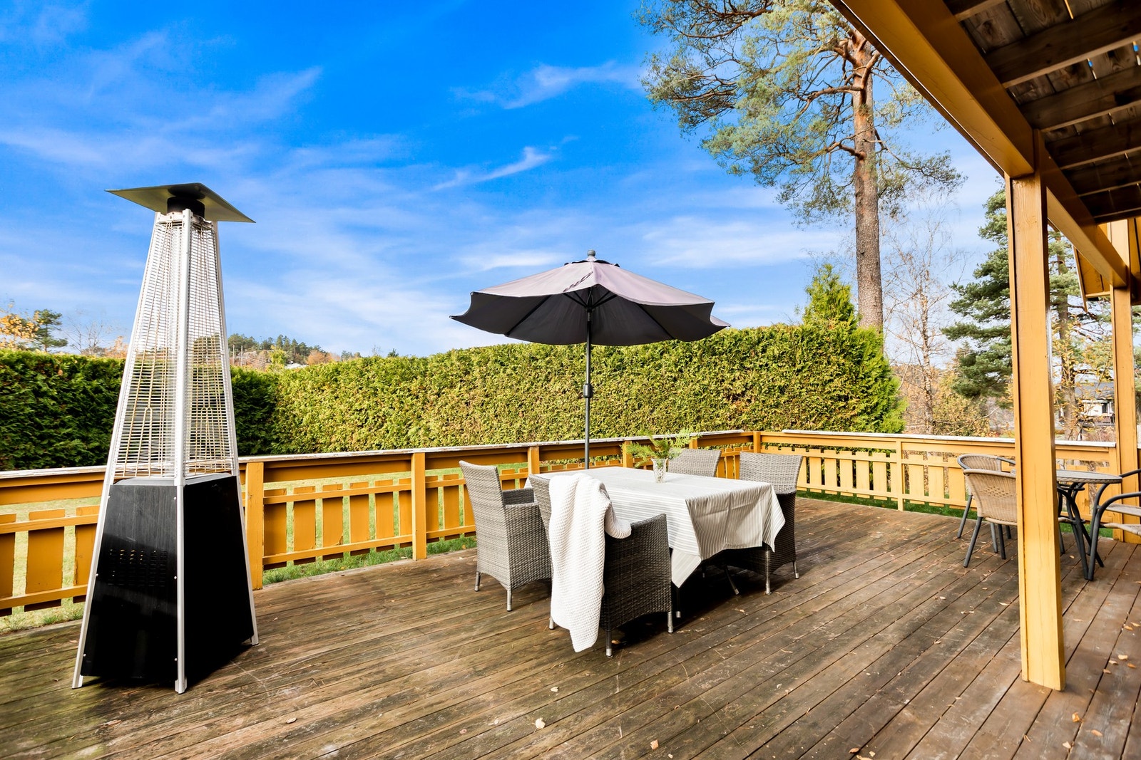 Romslig terrasse man kan tilbringe hele sommeren i sola. Galleribilde