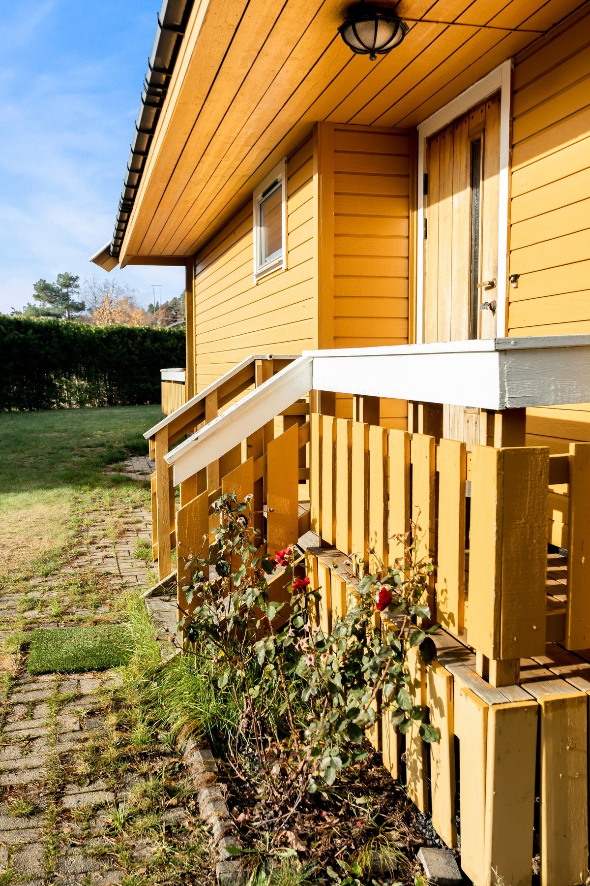 Takoverbygg fremfor inngangspartiet. Galleribilde