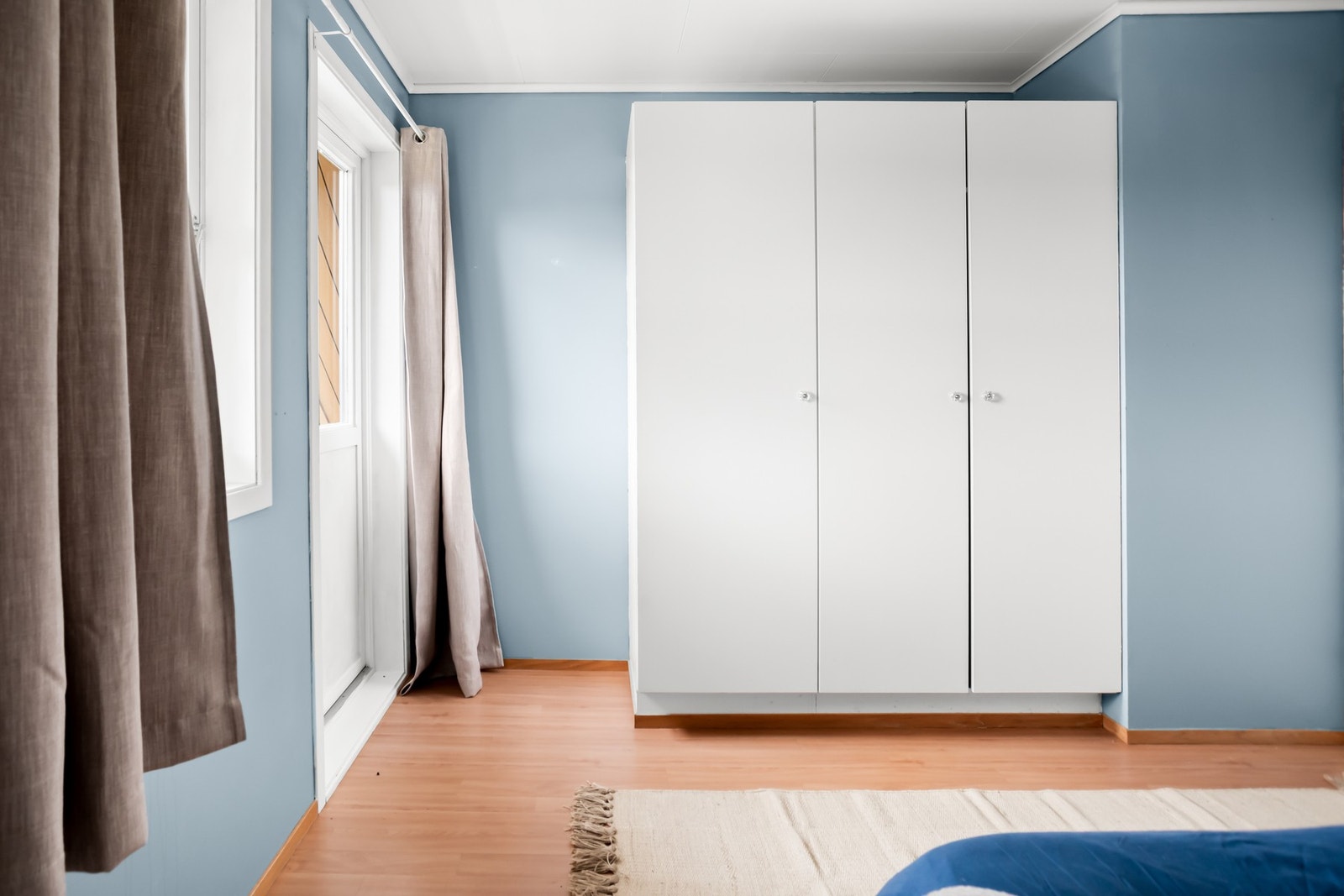 God plass til dobbeltseng og oppbevaringsmuligheter eller kontorløsning. Galleribilde