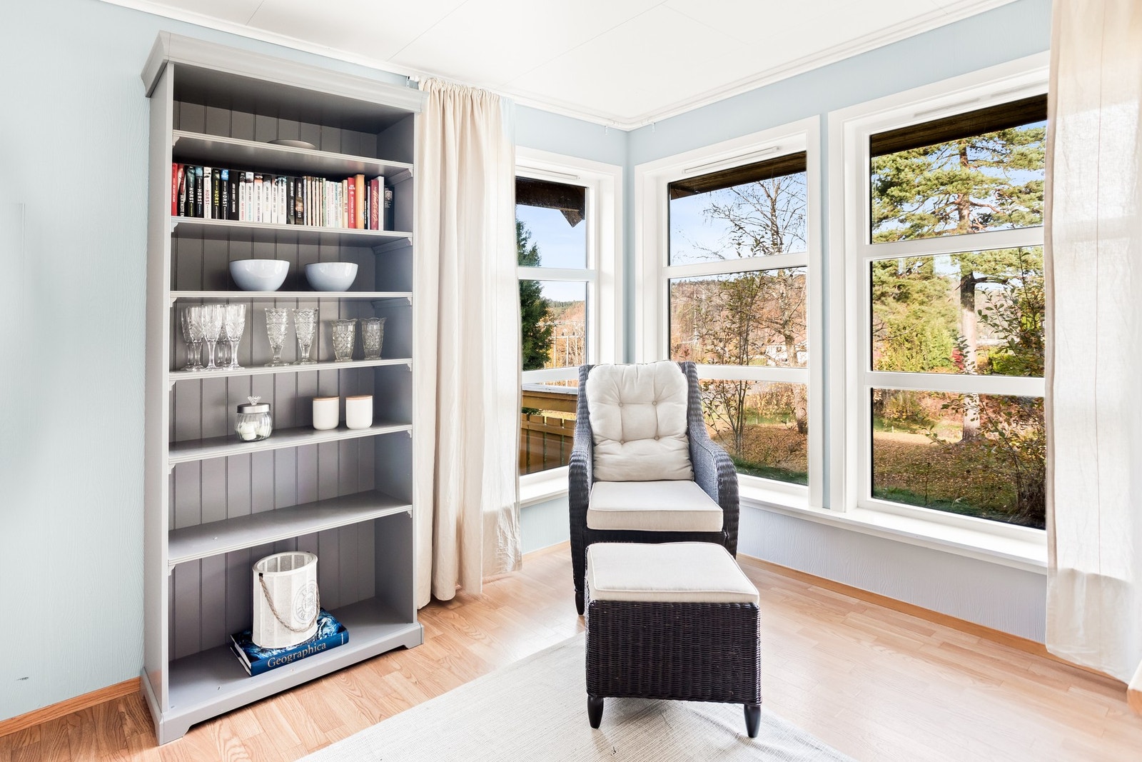 Stua har store vindusflater som gir god naturlig belysning. Galleribilde