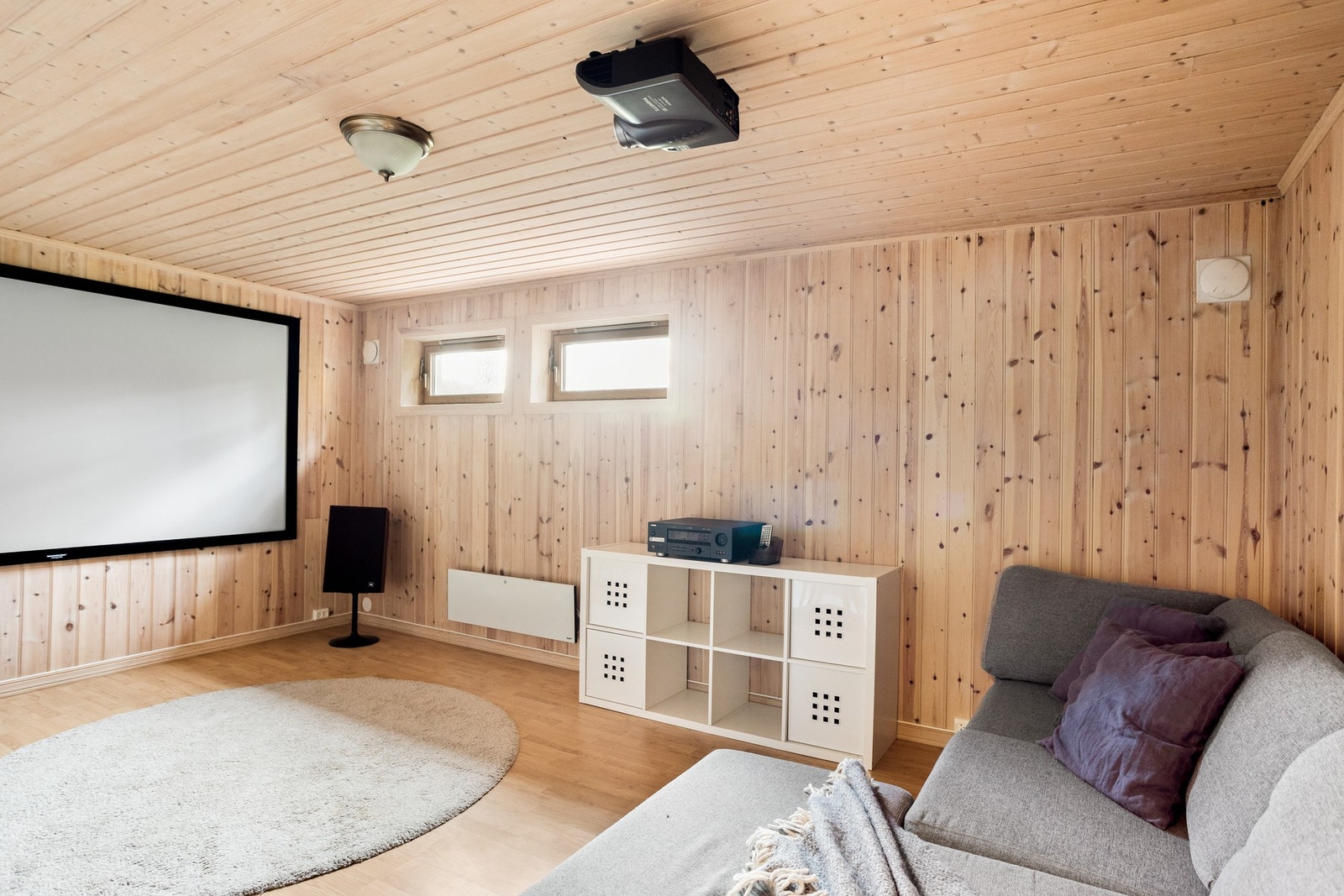 I kjelleren er det innredet kjellerstue. Galleribilde