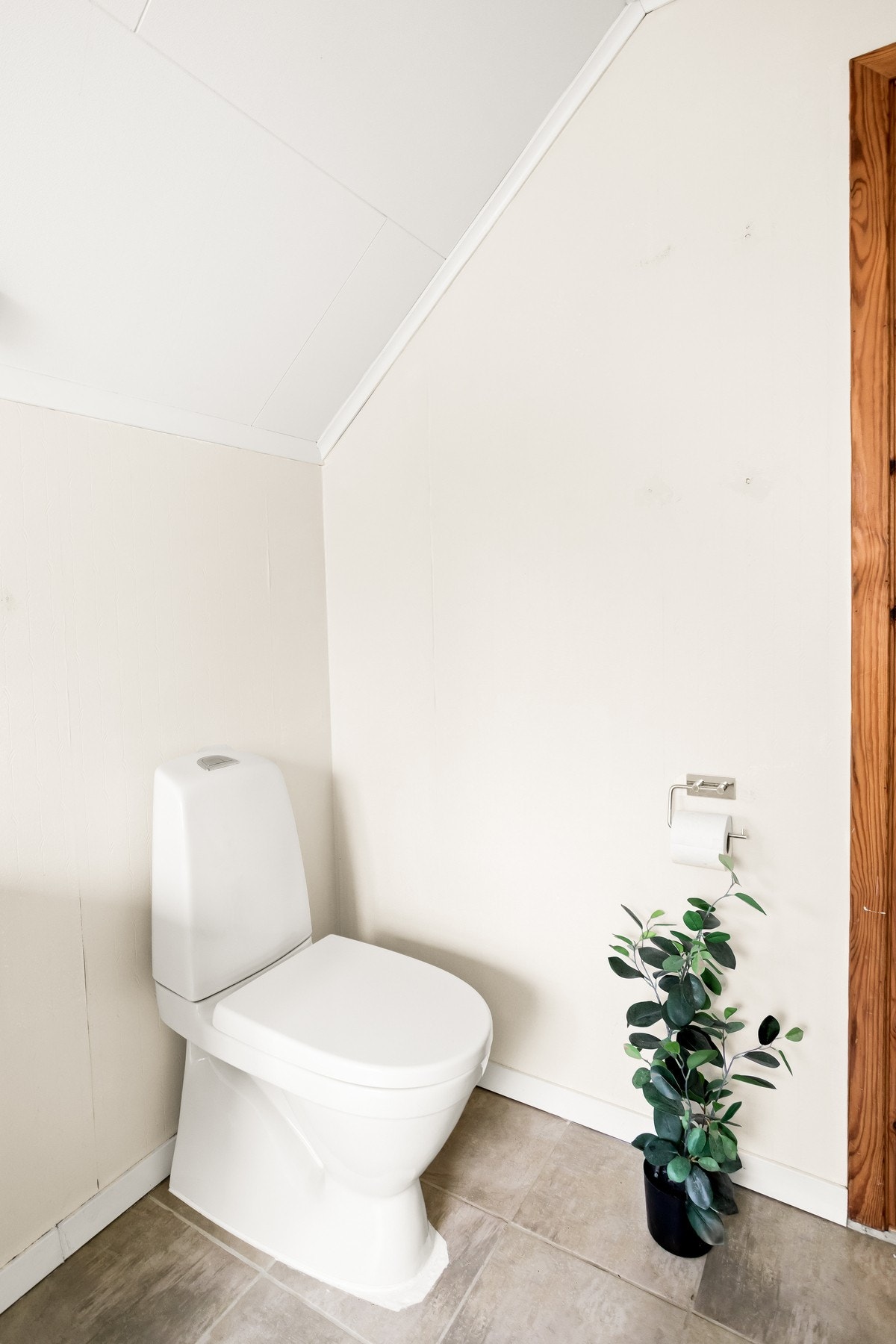 Flislagt gulv, våtromstapet på veggene og takess i himmlingen. Galleribilde