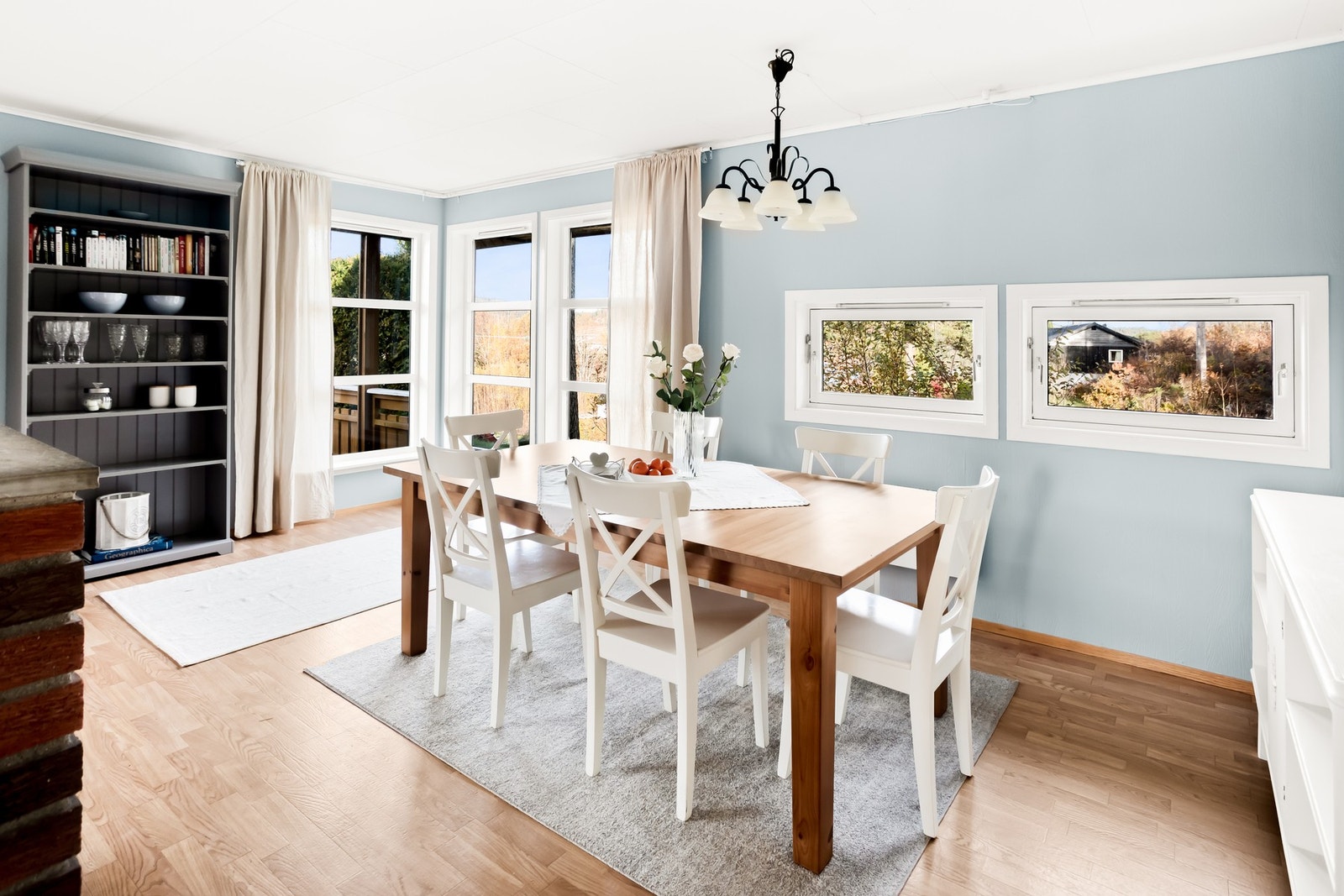 Romslig stue hvor det er god plass til ønskelig møblement. Galleribilde