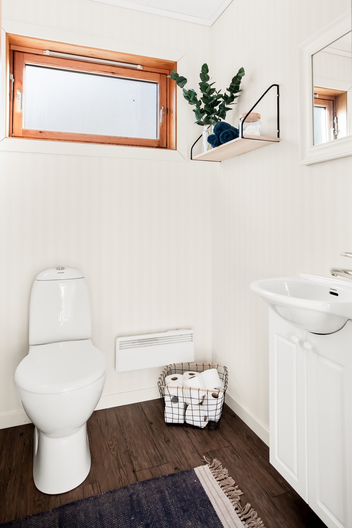 I tilknytning til gangen er det toalettrom. Galleribilde