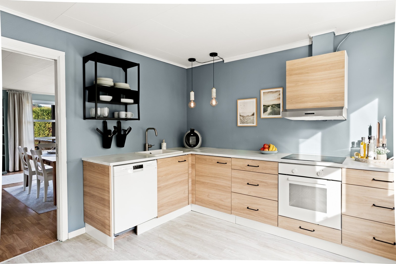 Kjøkkenet har integrert stekeovn og koketopp. Det er avsatt plass til kjøleskap og oppvaskmaskin. Galleribilde