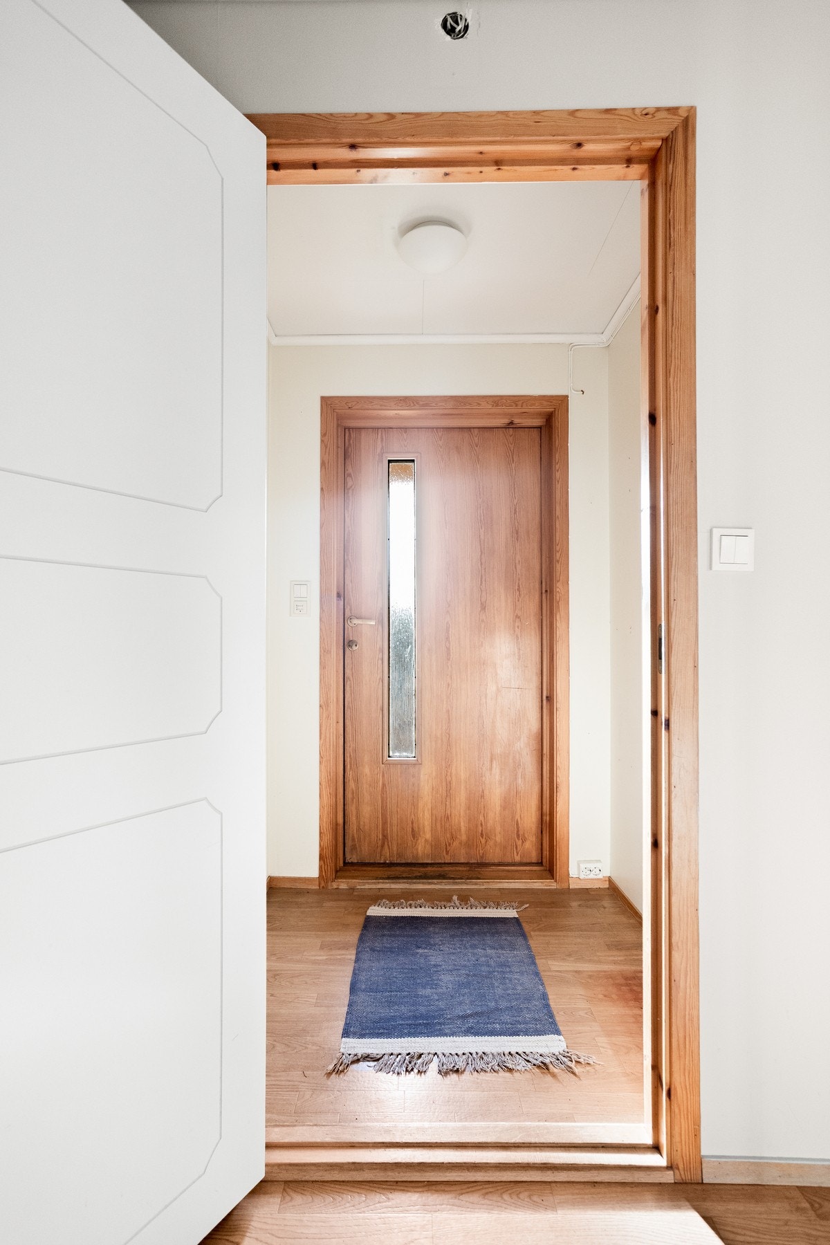 Velkommen inn! Romslig gang man kan henge fra seg yttertøy. Galleribilde