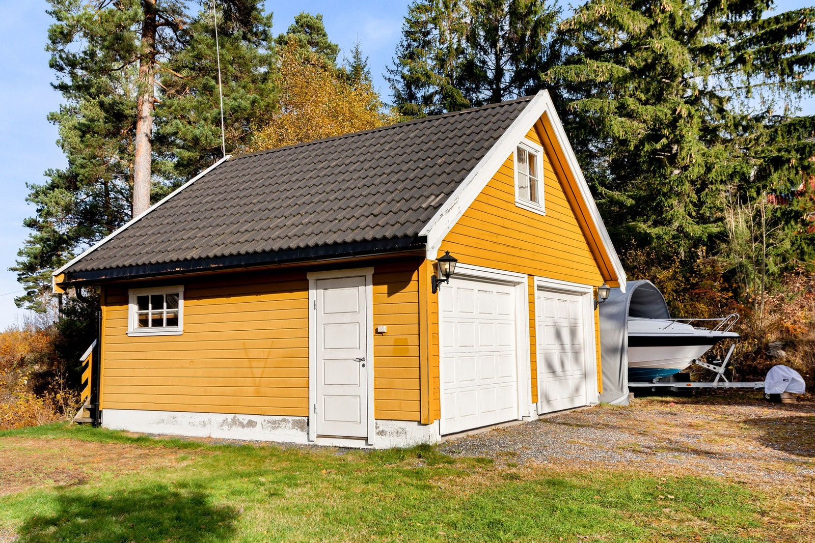 Dobbeltgarasje med to porter. Galleribilde