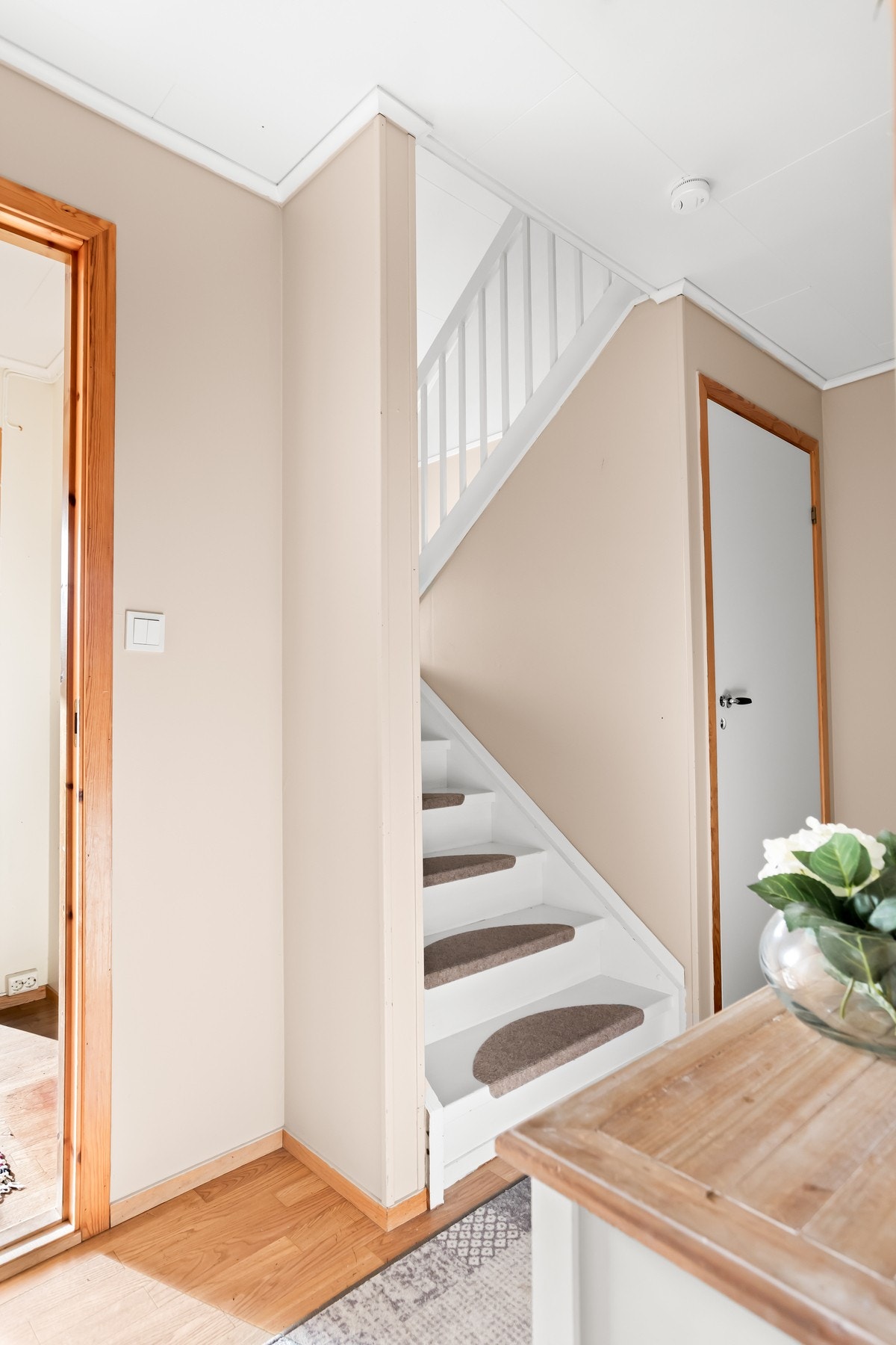 Gang med trapp til over- og underetasjen. Galleribilde