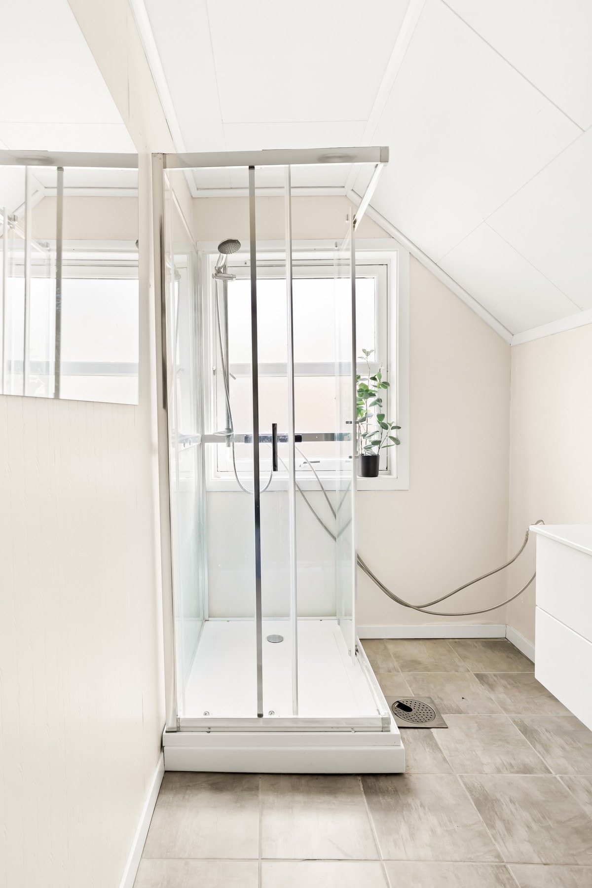 Rommet er utstyrt med dusjkabinett, toalett og servant m/innredning. Galleribilde