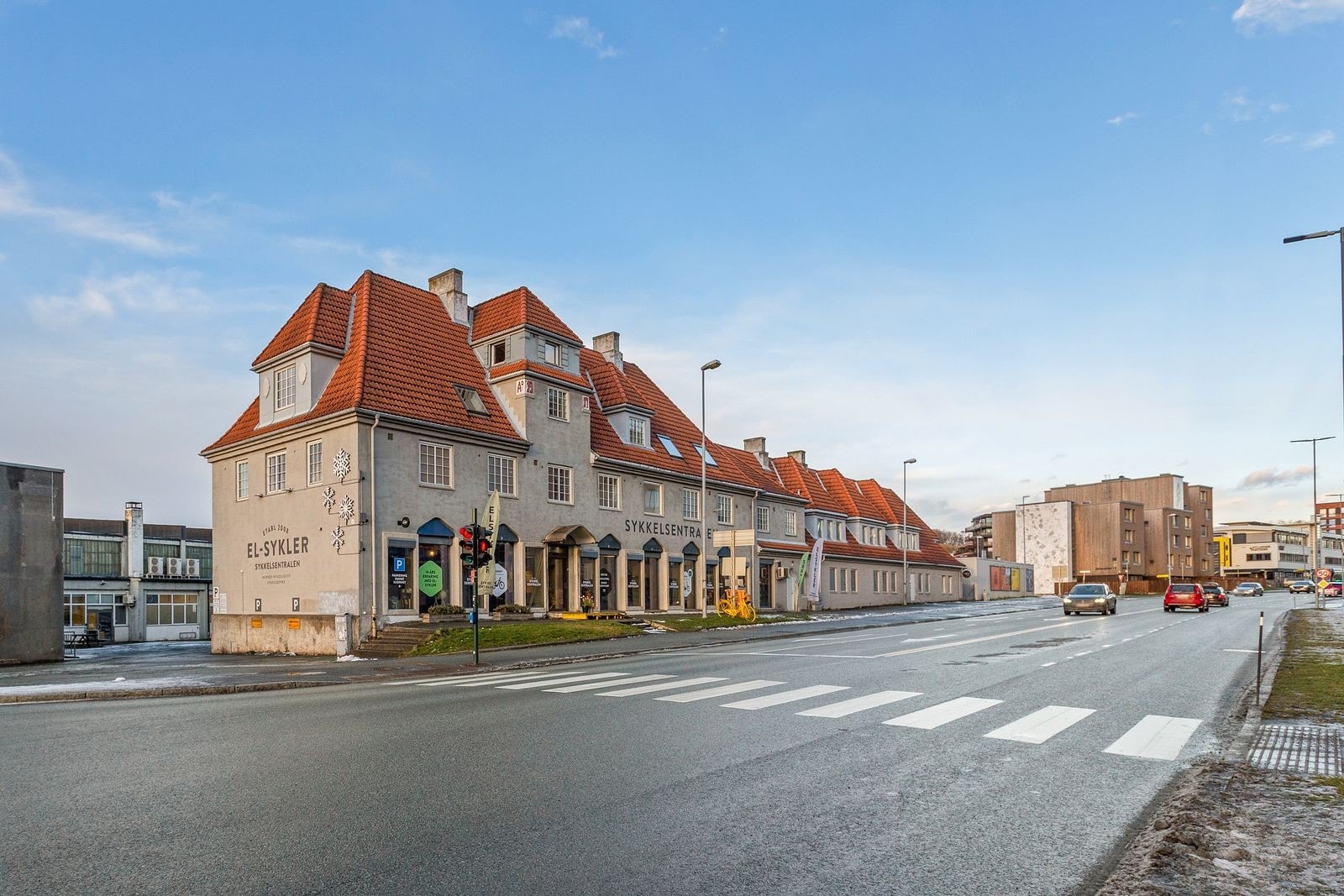 Bygget ligger på Lilleby, med dagligvare rett over gata. Kort vei til Ladesletta,Solsiden og sentrum Galleribilde