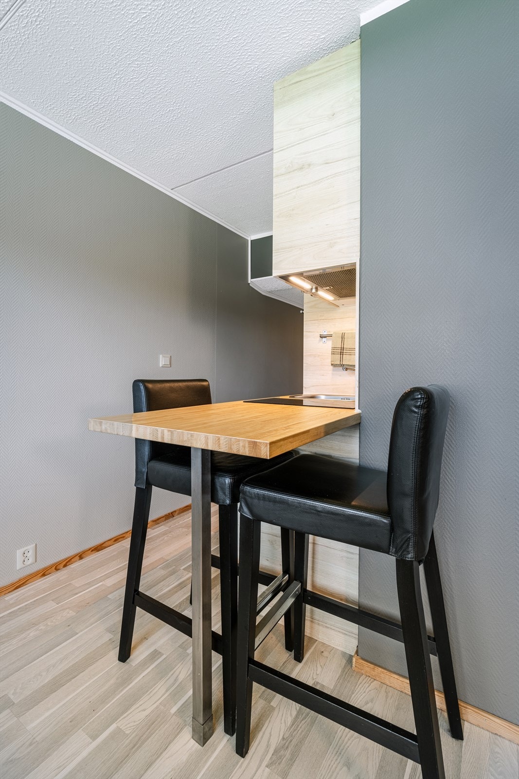 Liten spisekrok ved kjøkkenbenken. Galleribilde