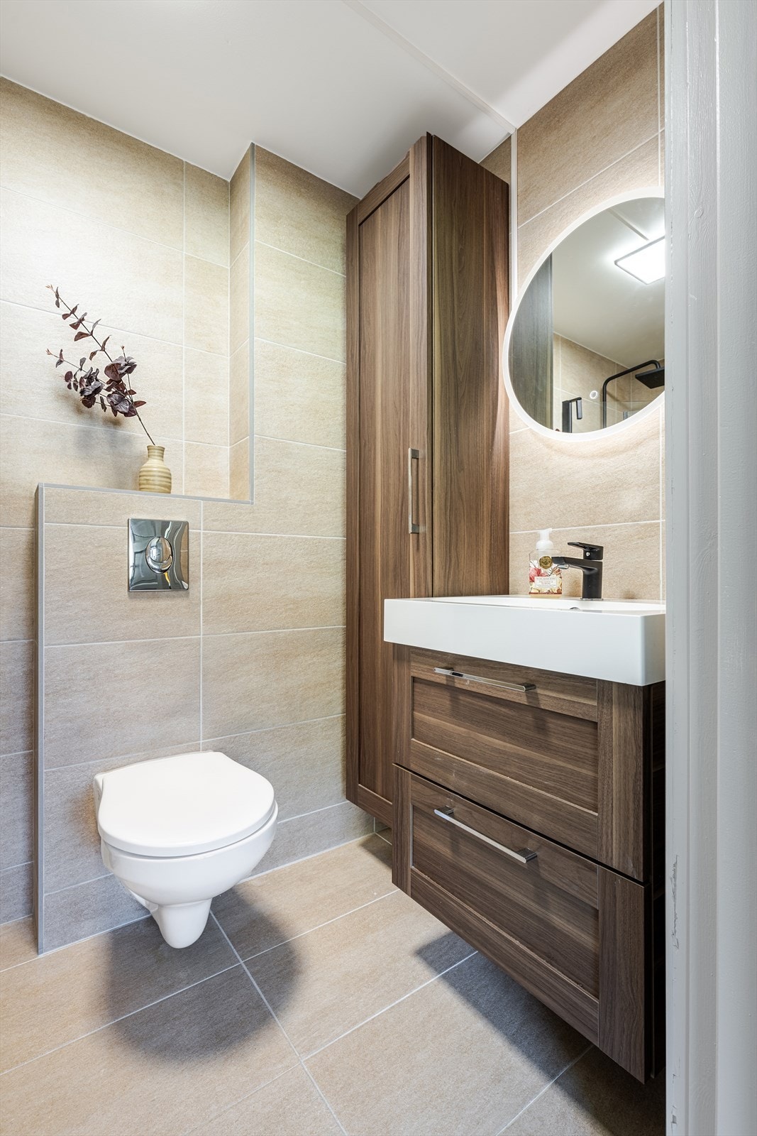 Innredning på bad som blender godt inn på fjellet. Galleribilde